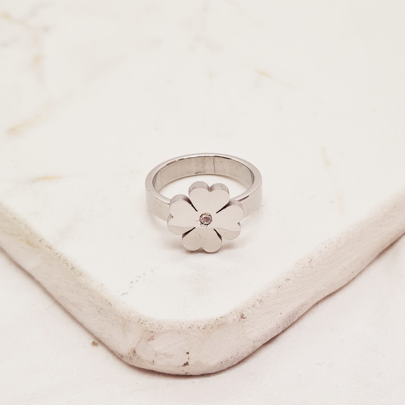 Imagen de producto ANILLO CON FORMA Y STRASS BLANCO - TREBOL