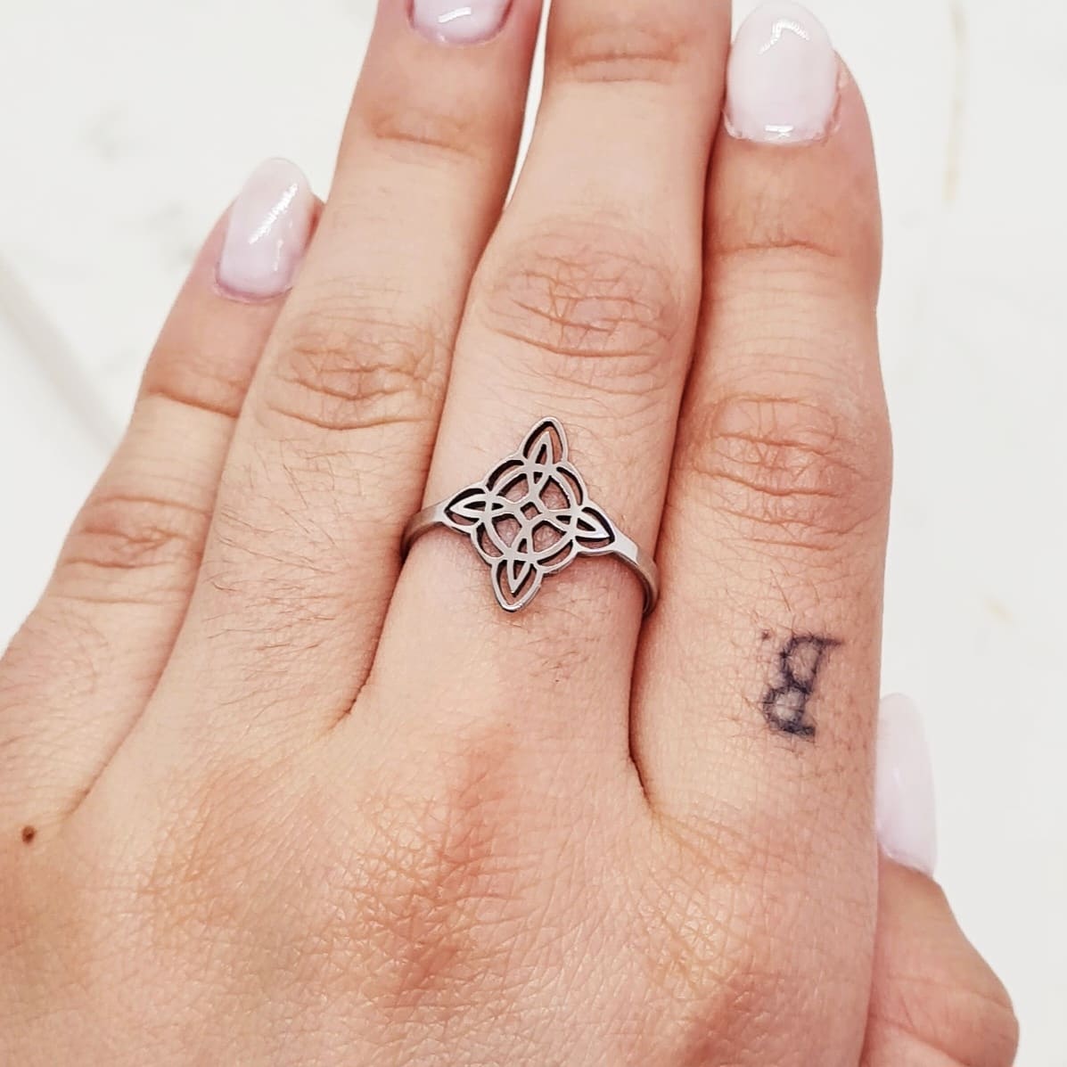Imagen de producto ANILLO NUDO DE BRUJAS CALADO CURVO