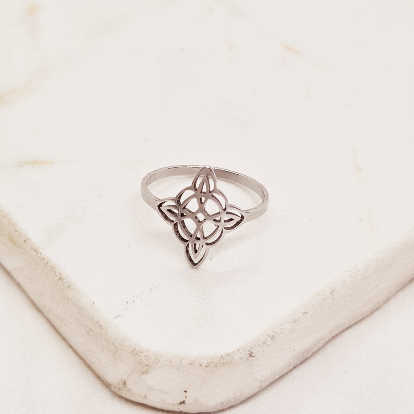 Imagen de producto ANILLO NUDO DE BRUJAS CALADO CURVO