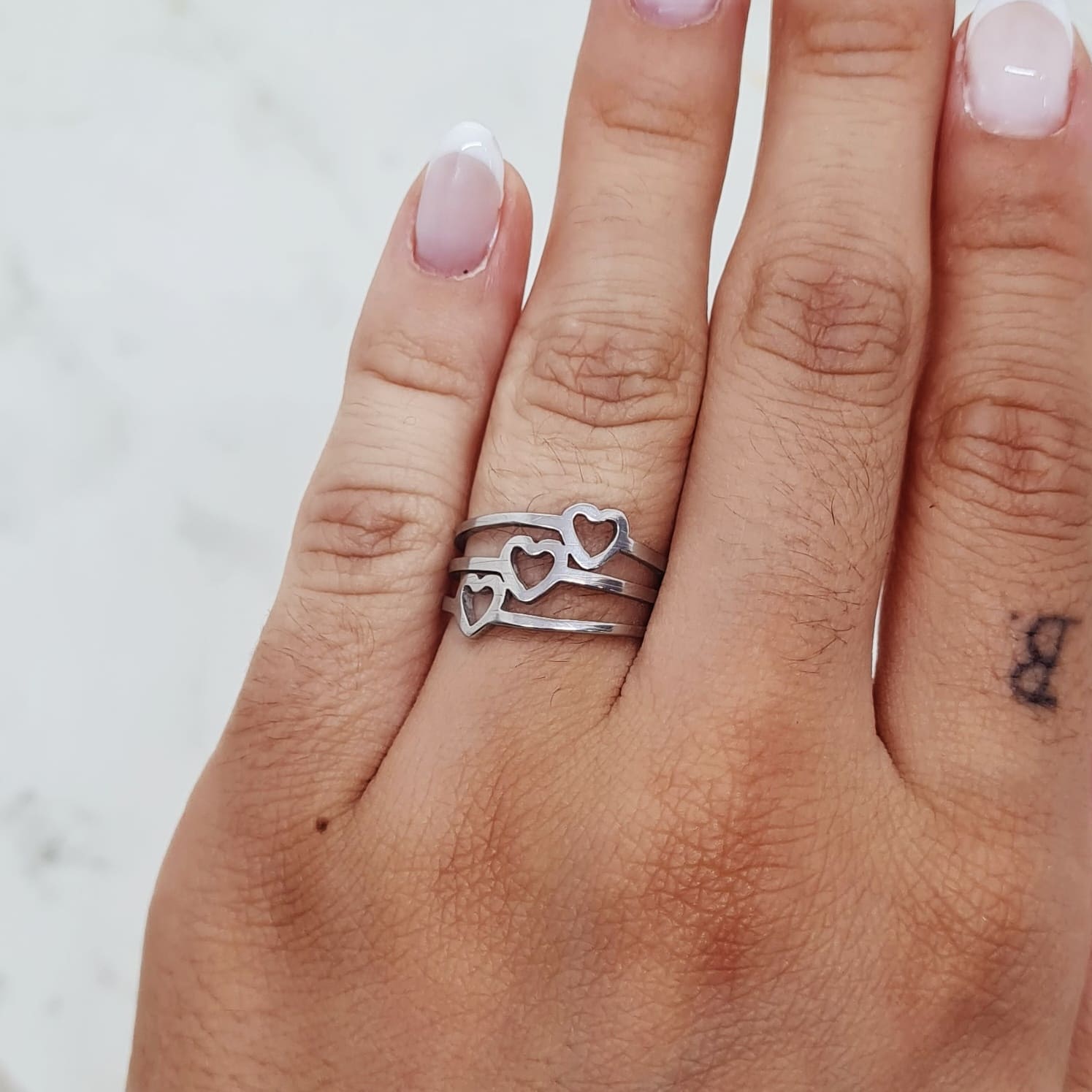 Imagen de producto ANILLO TRIPLE LINEA CORAZONES CALADOS