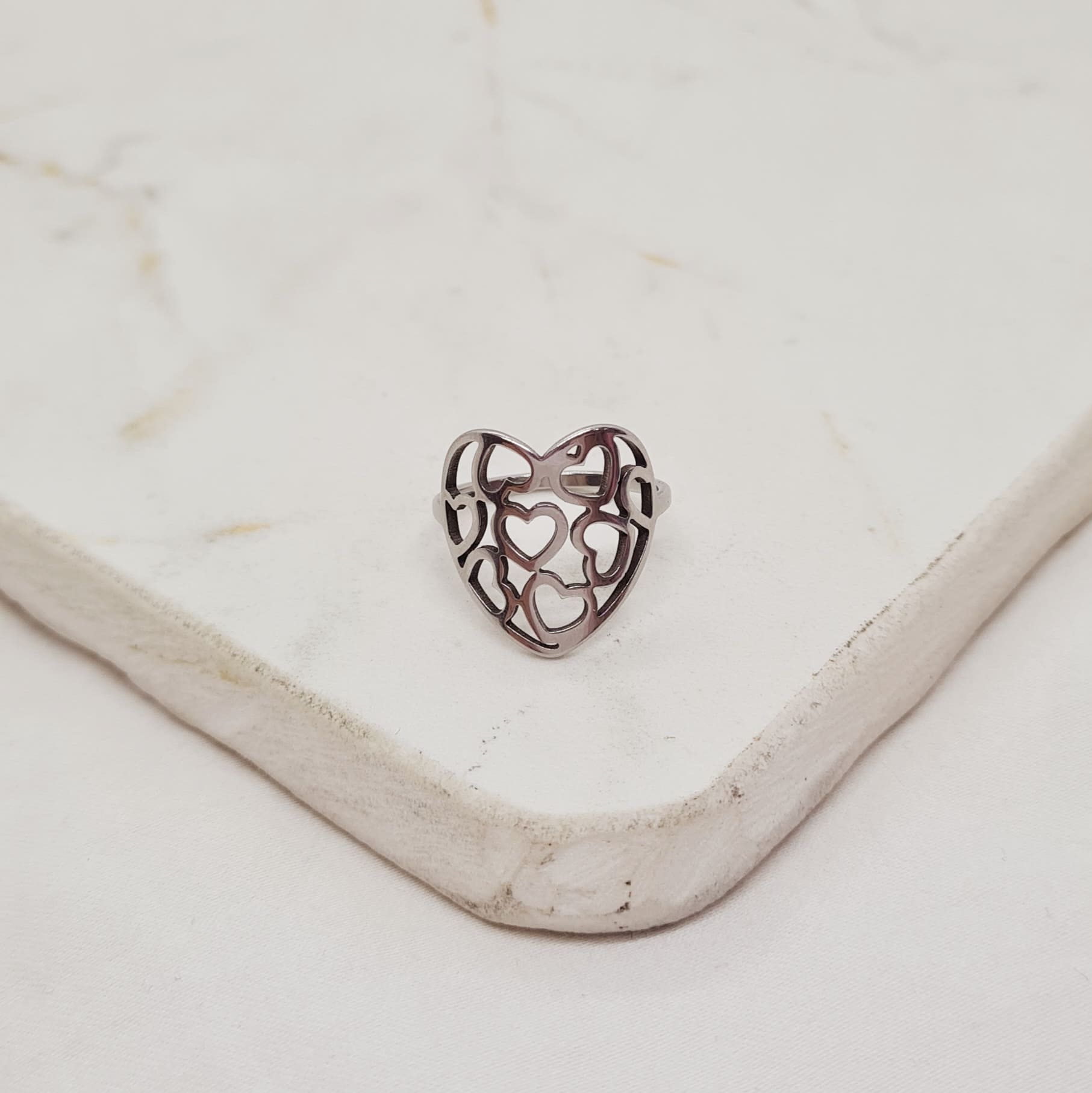 Imagen de producto ANILLO CORAZON GRANDE CON CORAZONES CALADOS