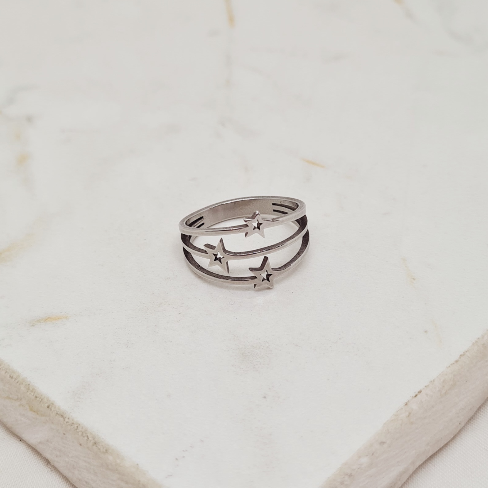 Imagen de producto ANILLO TRIPLE LINEA CON 3 ESTRELLAS CHICAS