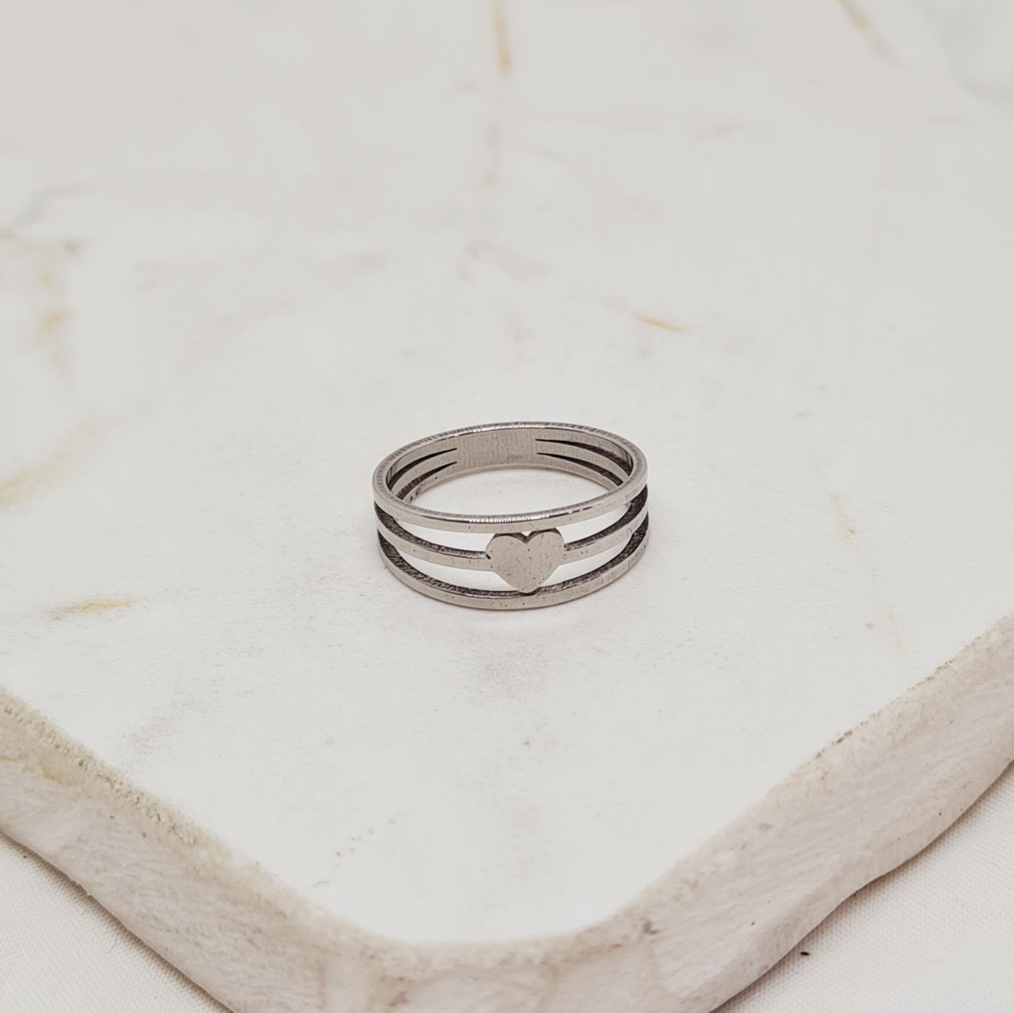 Imagen de producto ANILLO 3 LINEAS RECTAS CON CORAZON