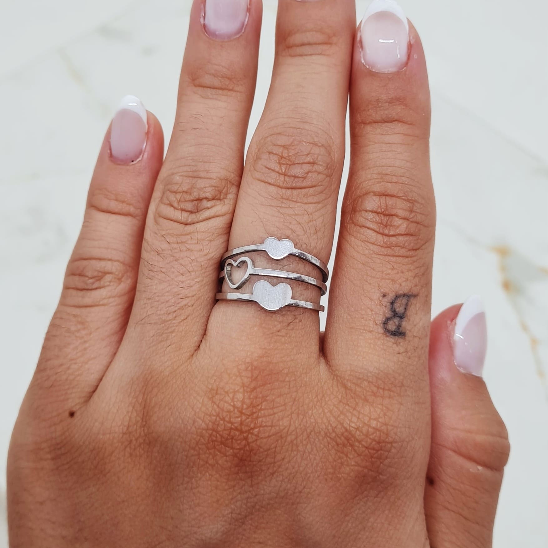 Imagen de producto ANILLO TRIPLE LINEA CON CORAZONES LISOS Y CALADOS