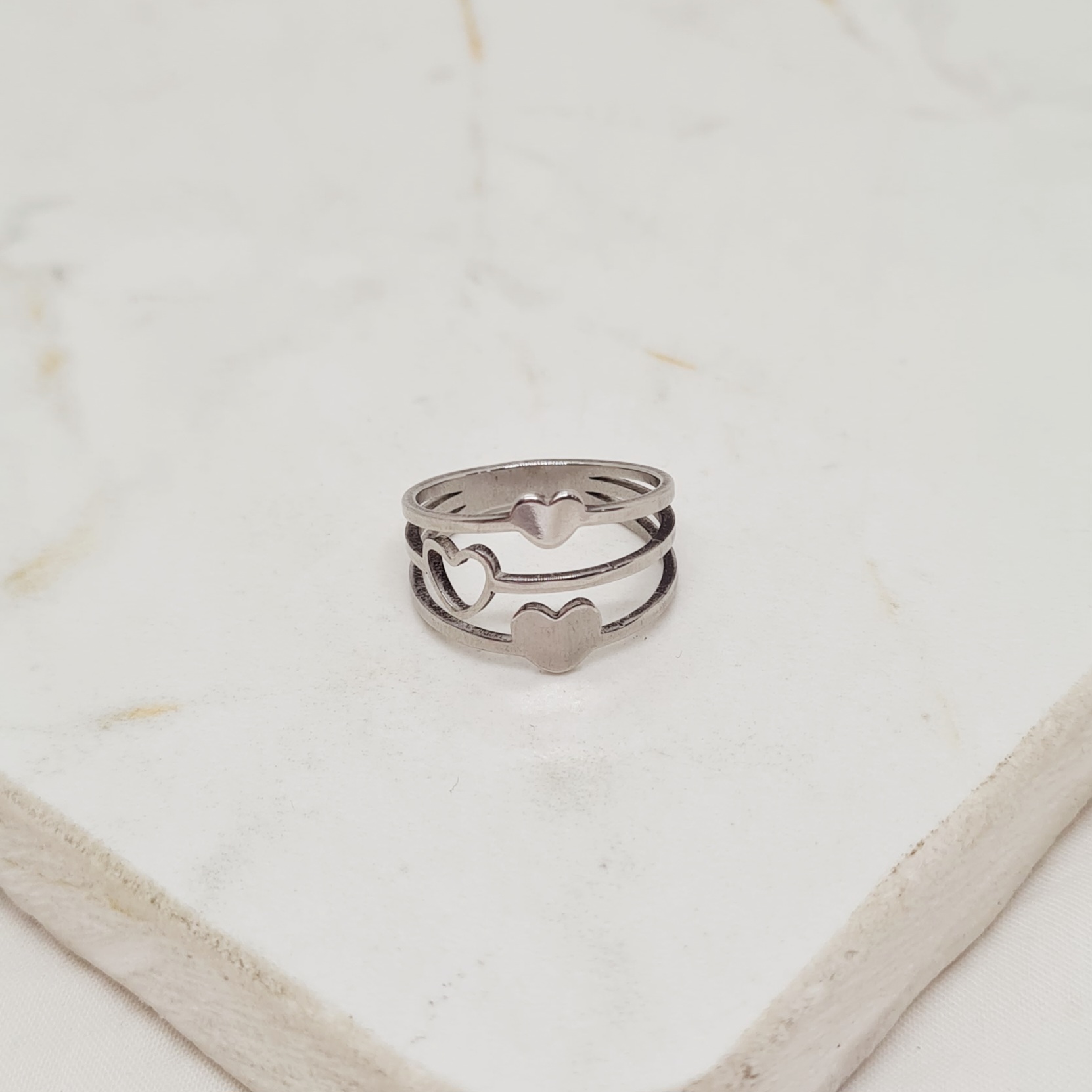 Imagen de producto ANILLO TRIPLE LINEA CON CORAZONES LISOS Y CALADOS