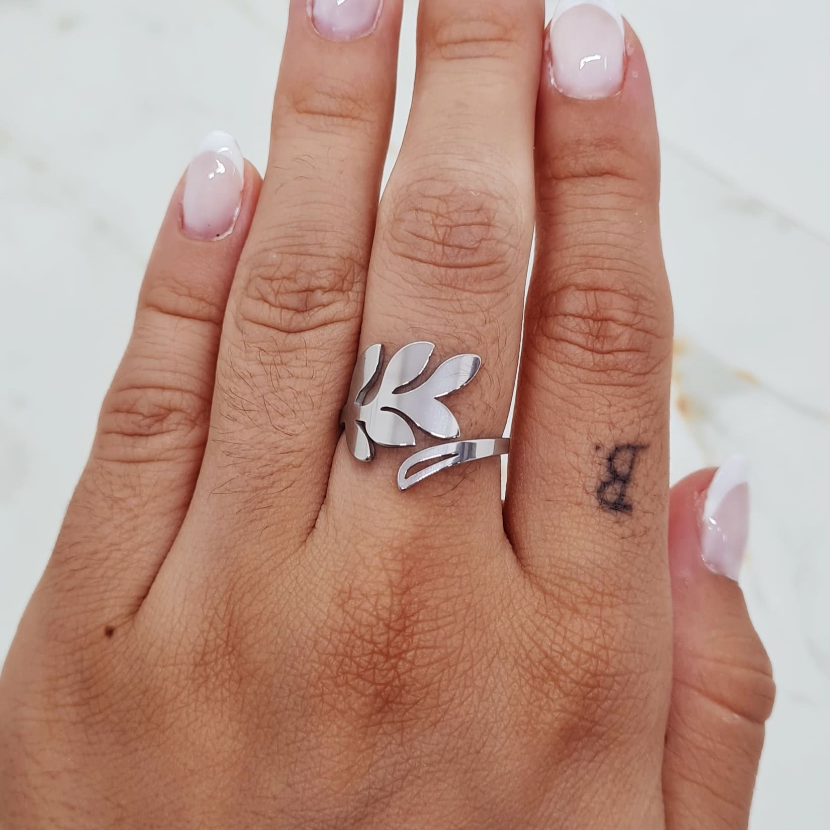 Imagen de producto ANILLO LAUREL Y LINEA CRUZADO