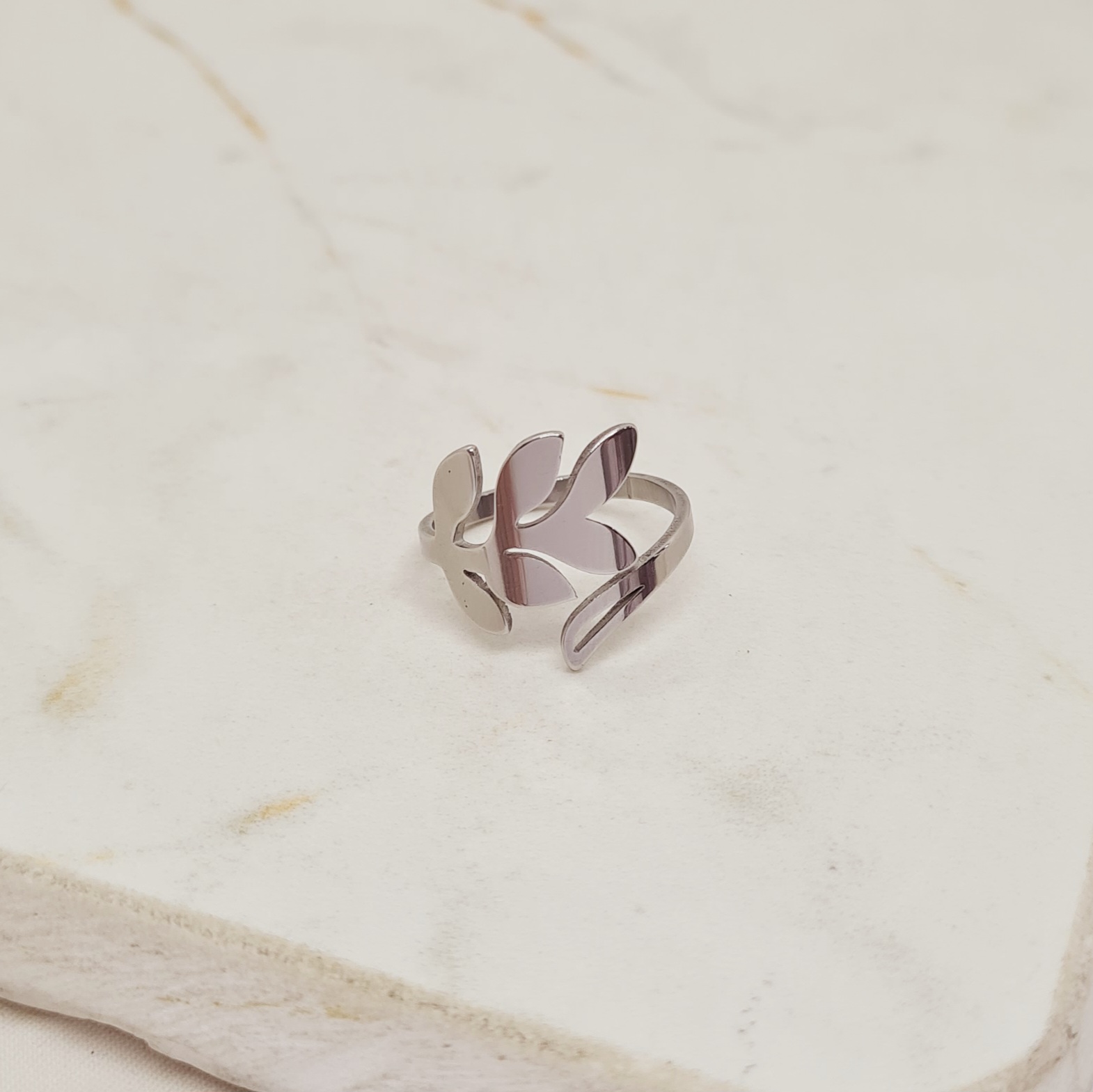 Imagen de producto ANILLO LAUREL Y LINEA CRUZADO