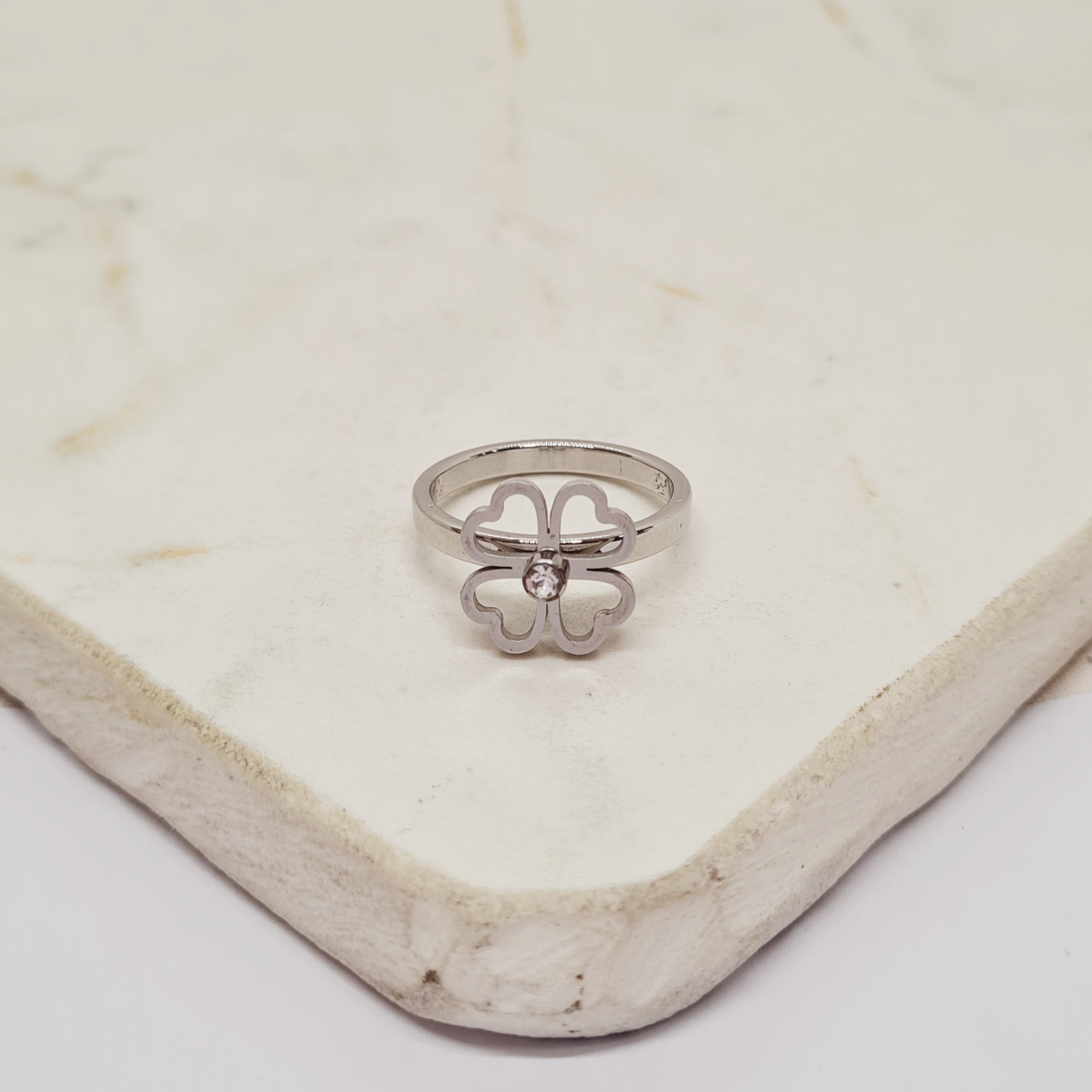 Imagen de producto ANILLO GIRATORIO CON STRASS - TREBOL