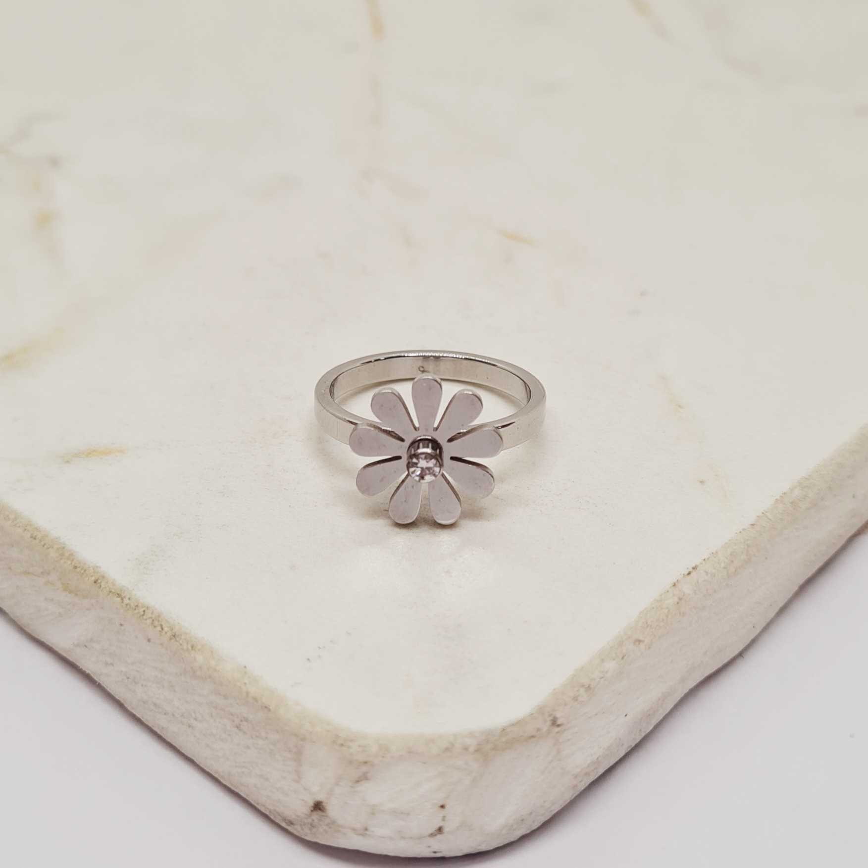 Imagen de producto ANILLO GIRATORIO CON STRASS - MARGARITA