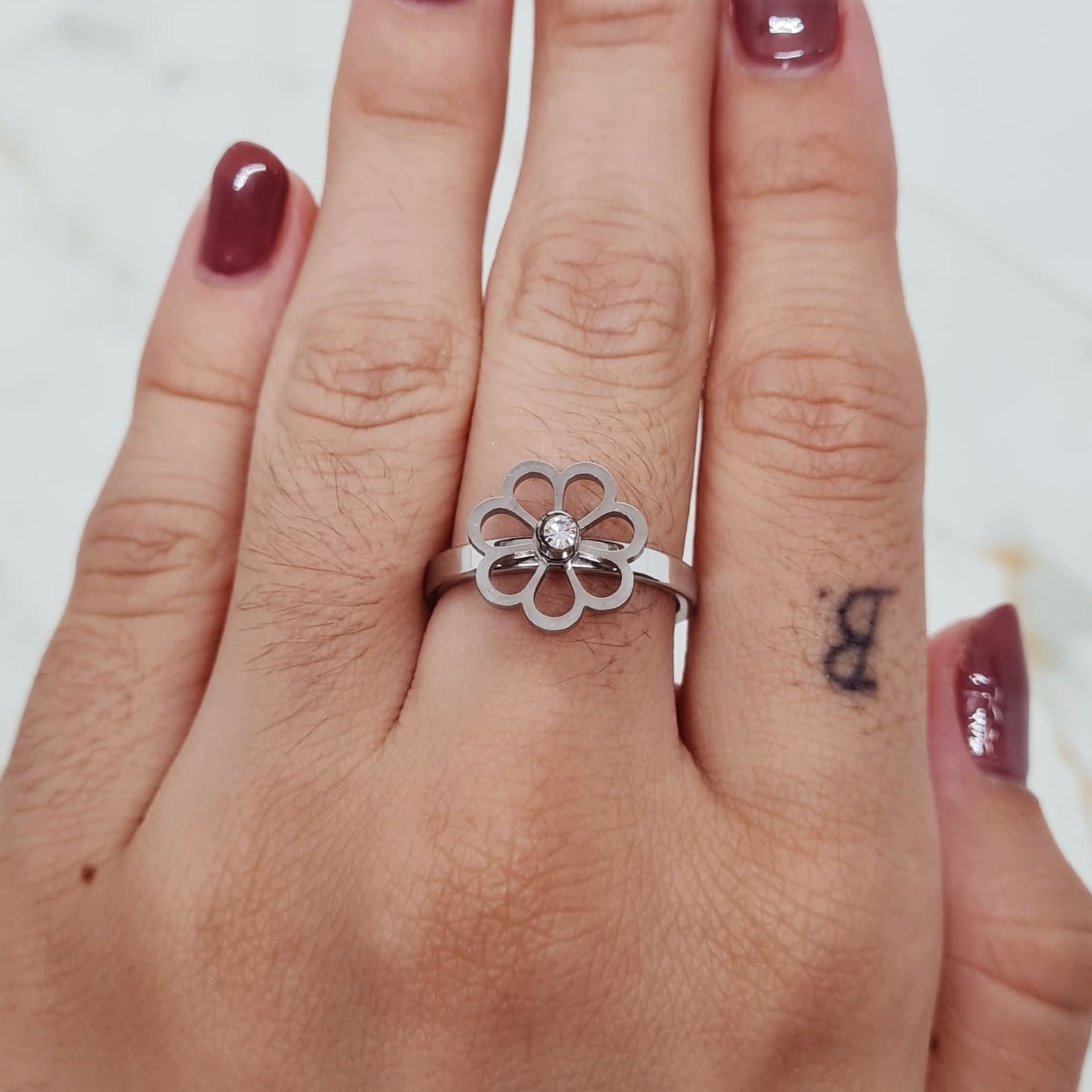 Imagen de producto ANILLO GIRATORIO CON STRASS - FLOR CALADA