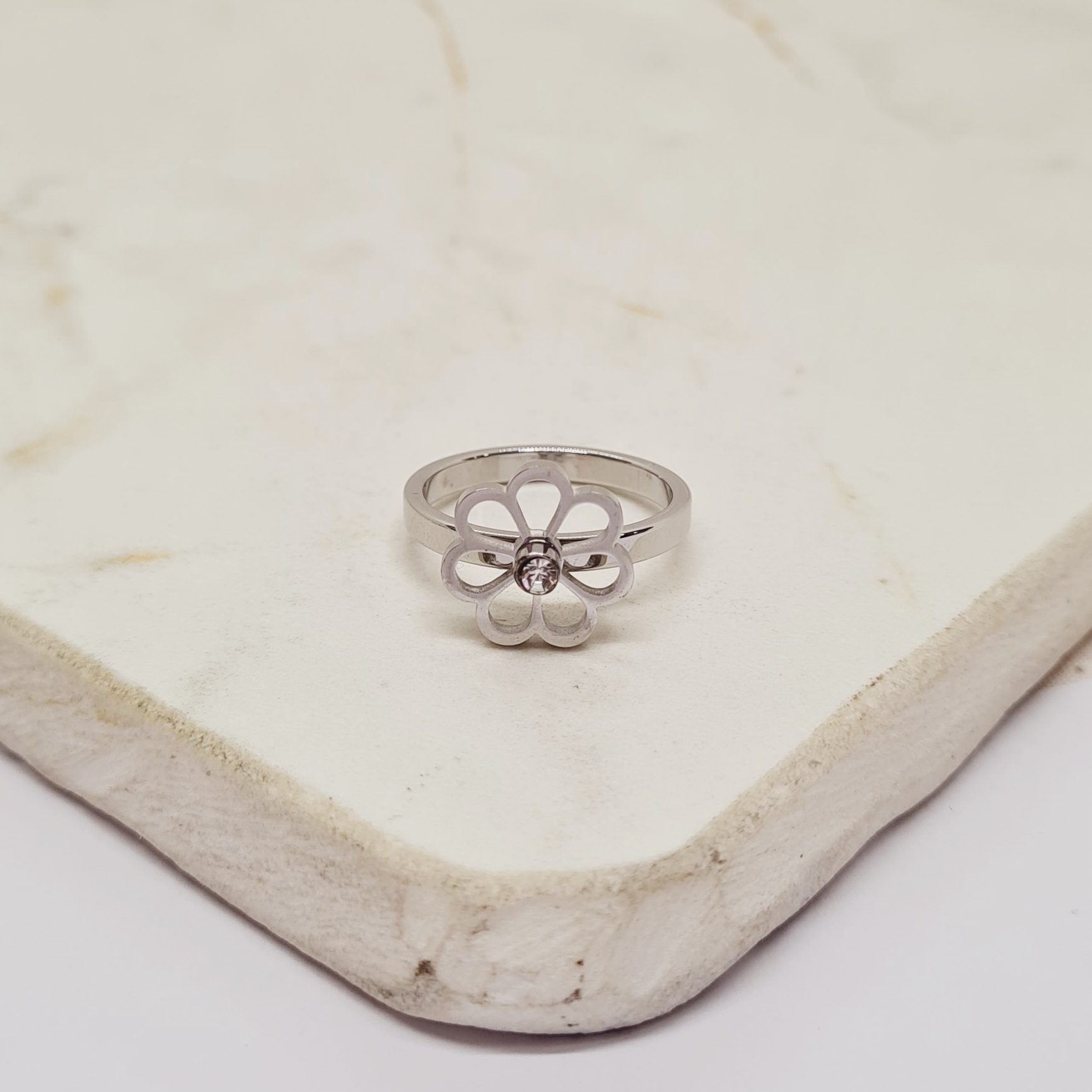 Imagen de producto ANILLO GIRATORIO CON STRASS - FLOR CALADA