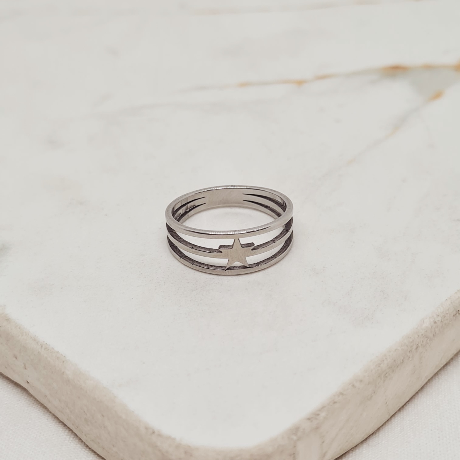 Imagen de producto ANILLO TRIPLE LINEA CON ESTRELLA