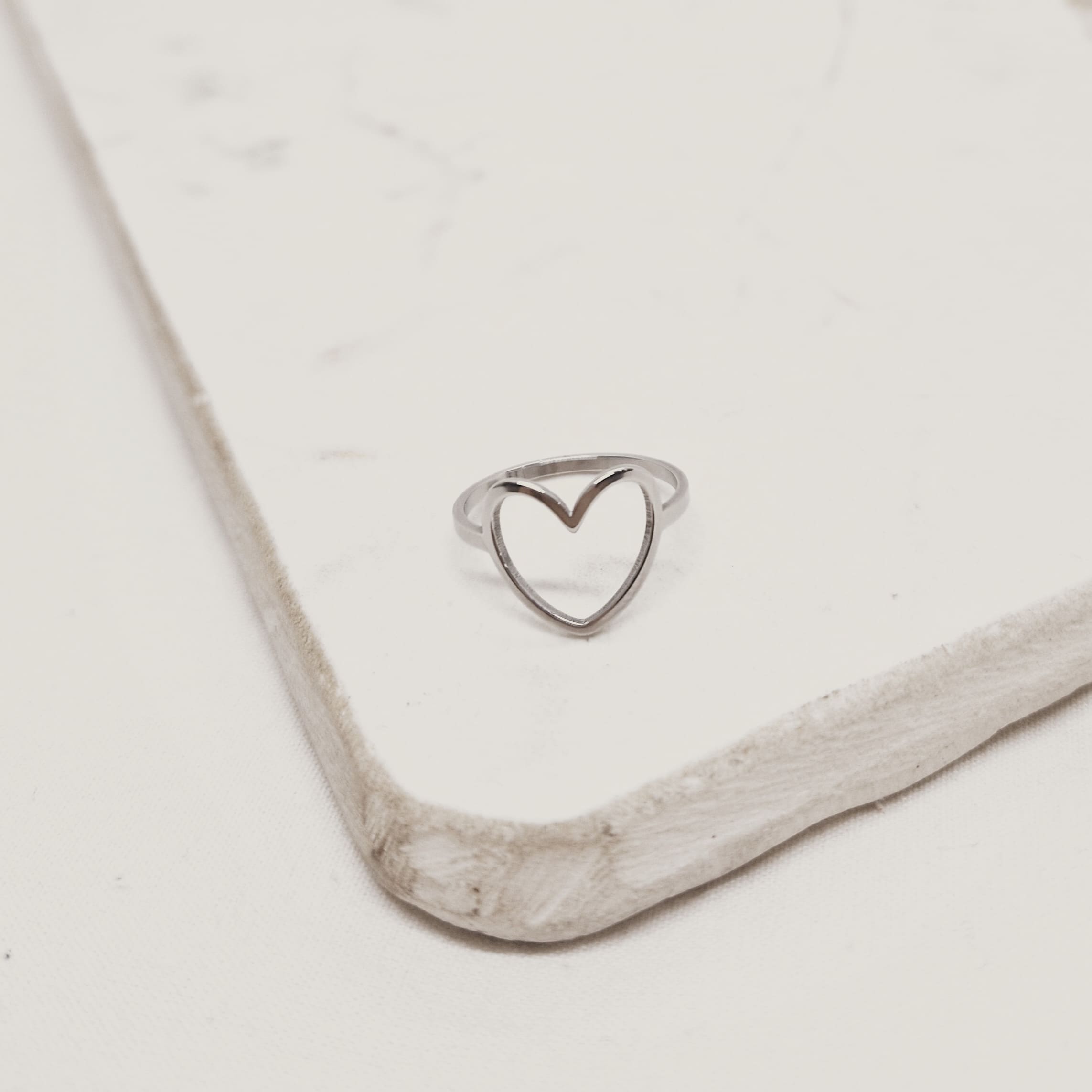 Imagen de producto ANILLO CORAZON CALADO GRANDE ANCHO