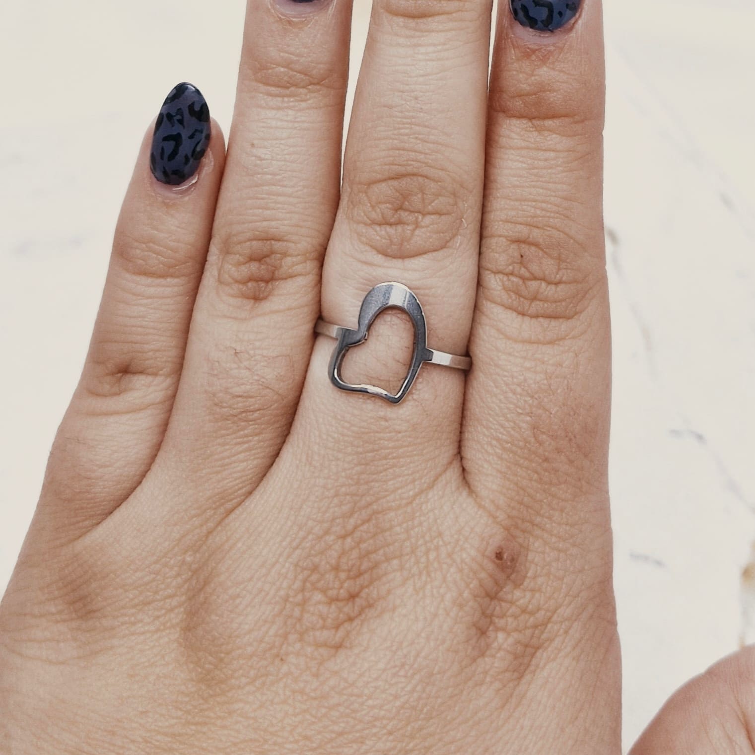 Imagen de producto ANILLO CORAZON CALADO GRANDE CURVO