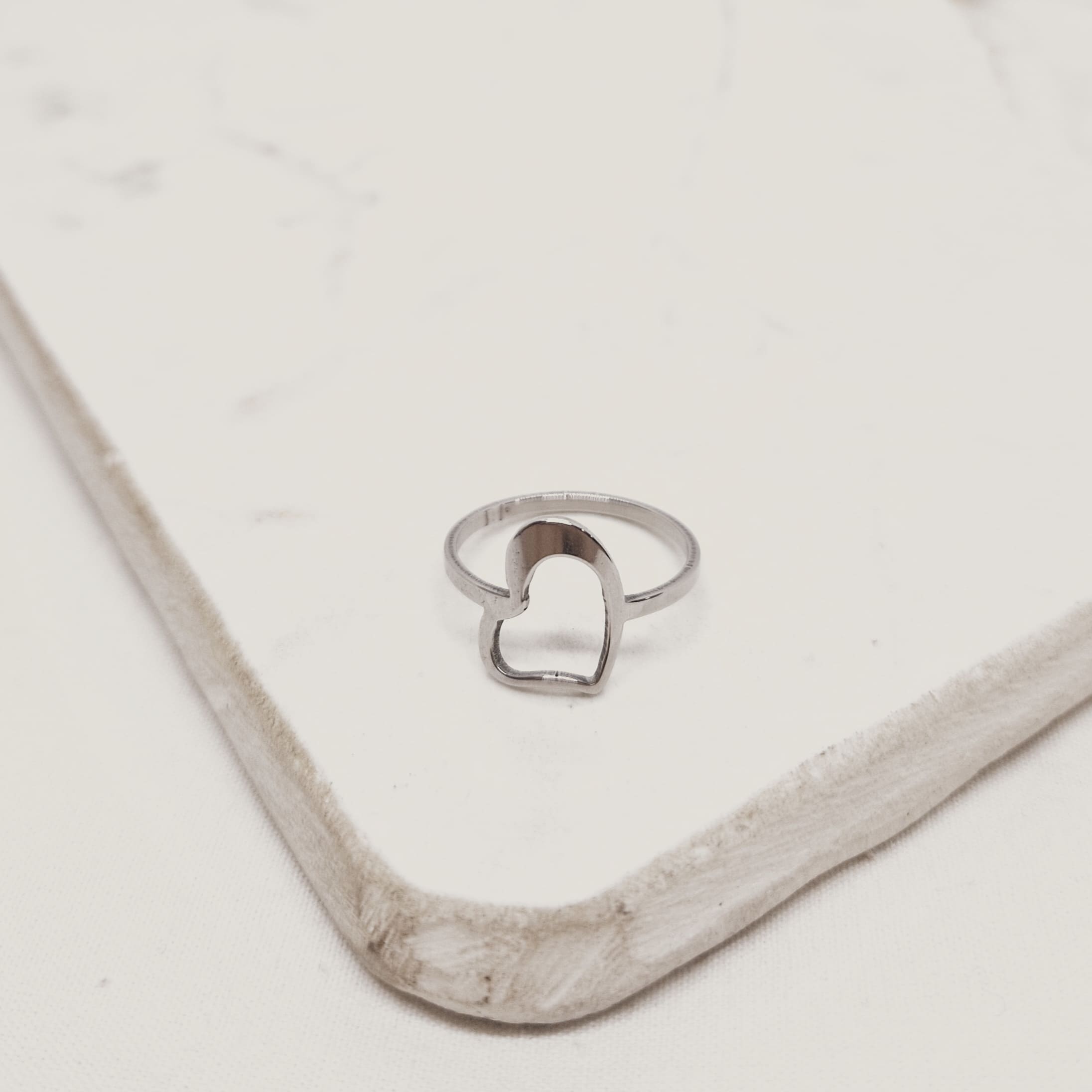 Imagen de producto ANILLO CORAZON CALADO GRANDE CURVO