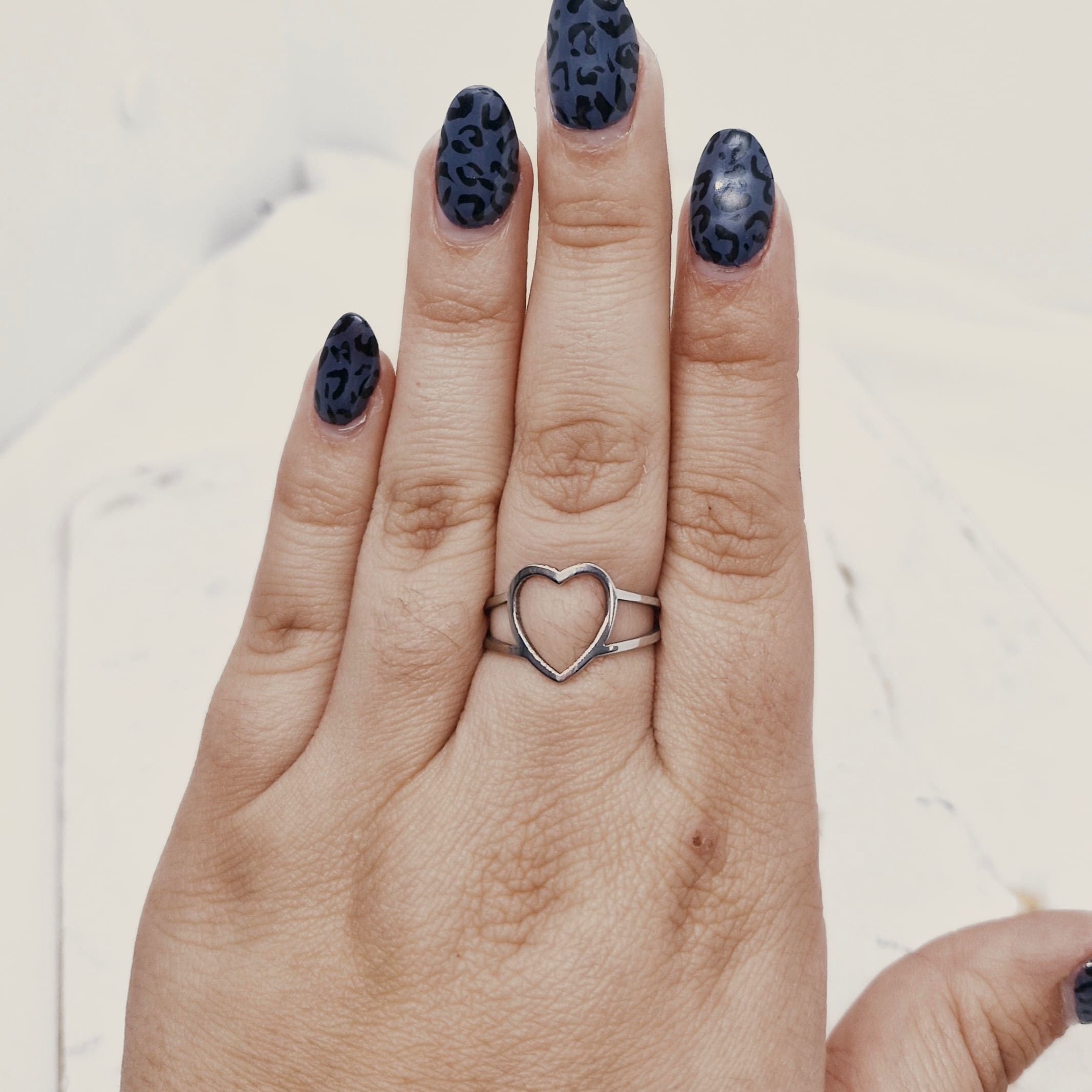 Imagen de producto ANILLO DOBLE LINEA CORAZON CALADO