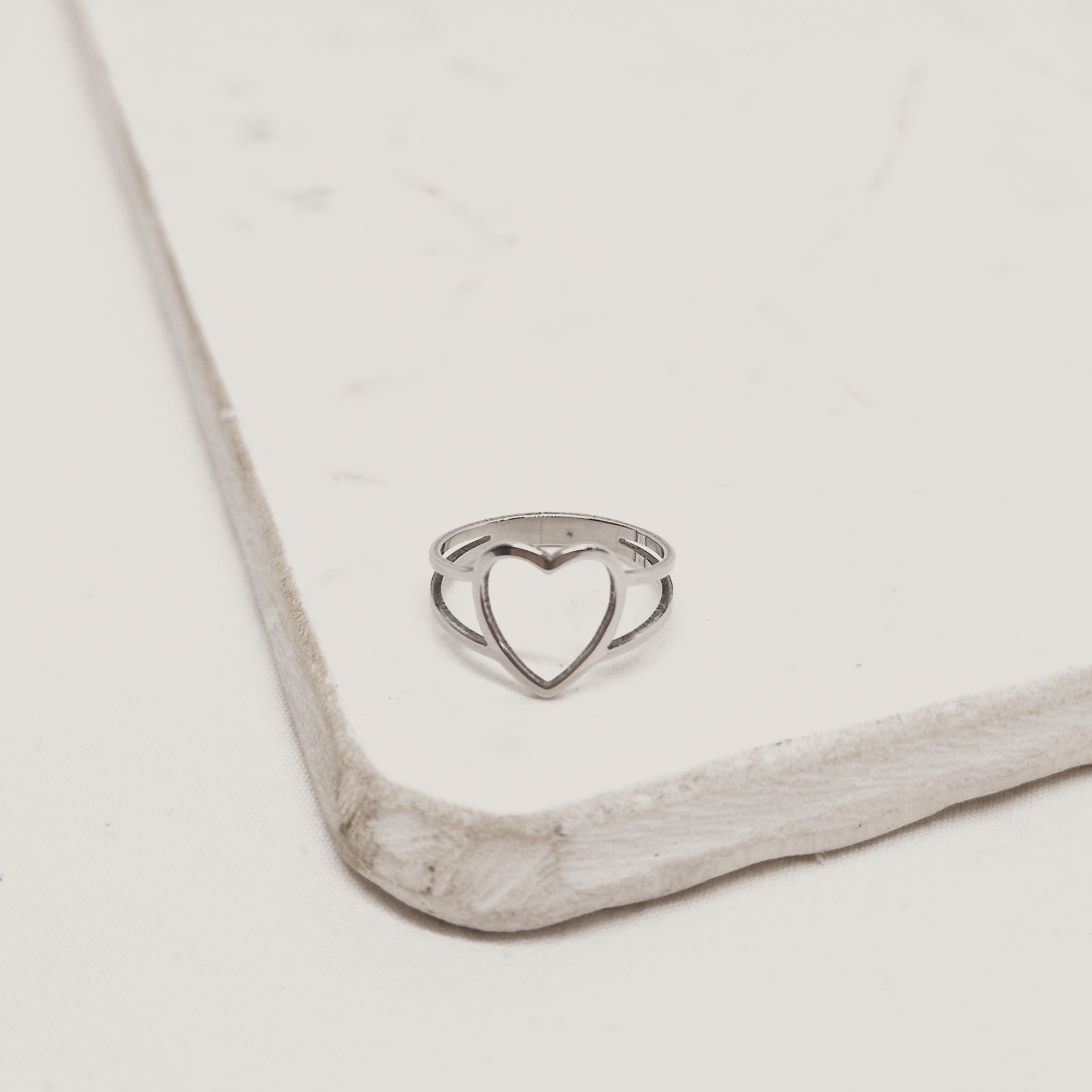 Imagen de producto ANILLO DOBLE LINEA CORAZON CALADO
