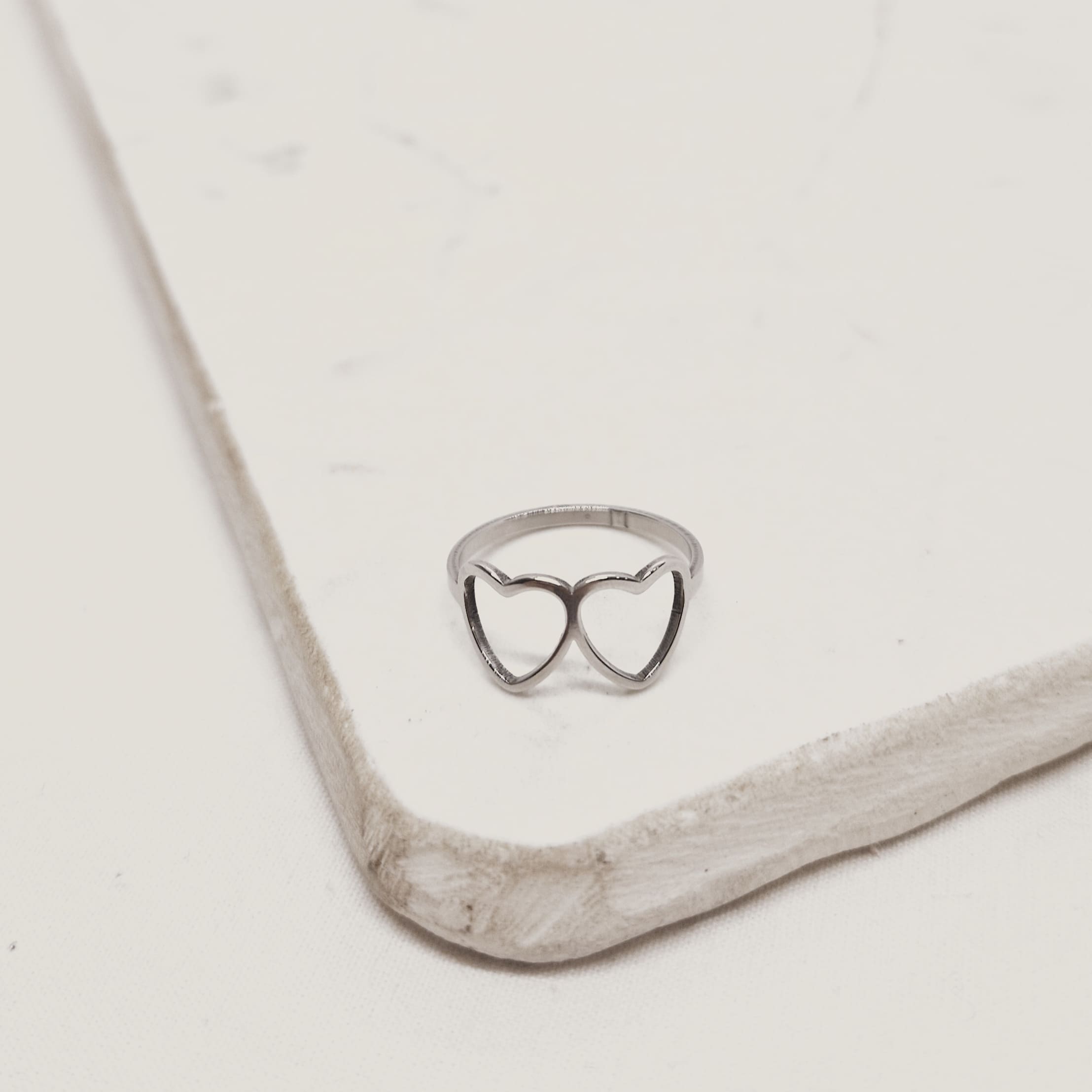 Imagen de producto ANILLO DOBLE CORAZON CALADO