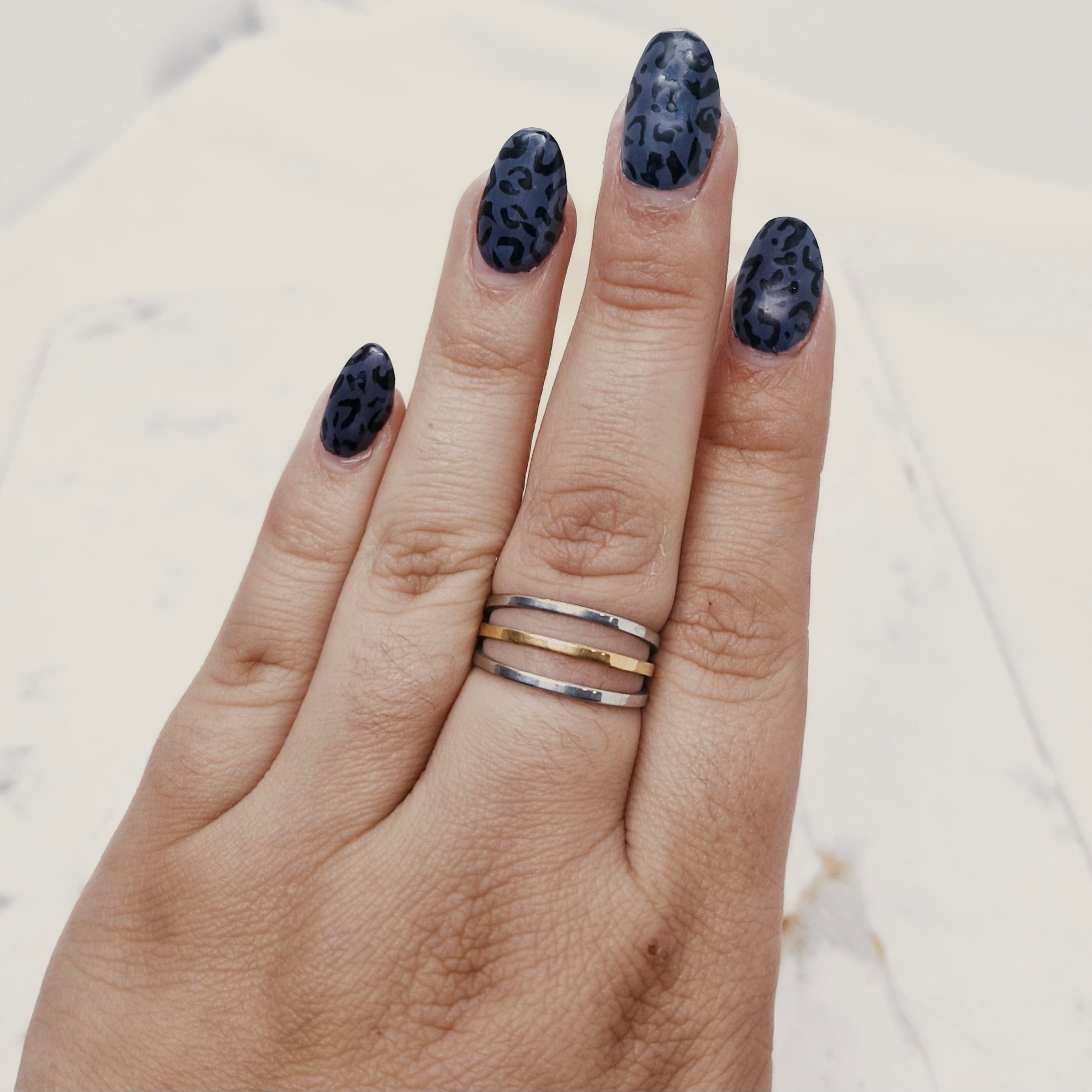 Imagen de producto ANILLO TRIPLE LINEA PLATEADO Y DORADO