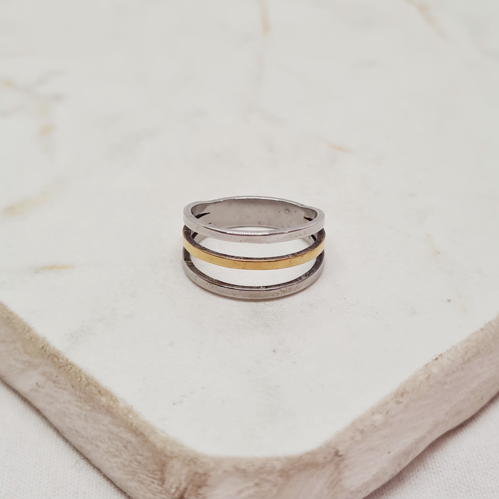 Imagen de producto ANILLO TRIPLE LINEA PLATEADO Y DORADO