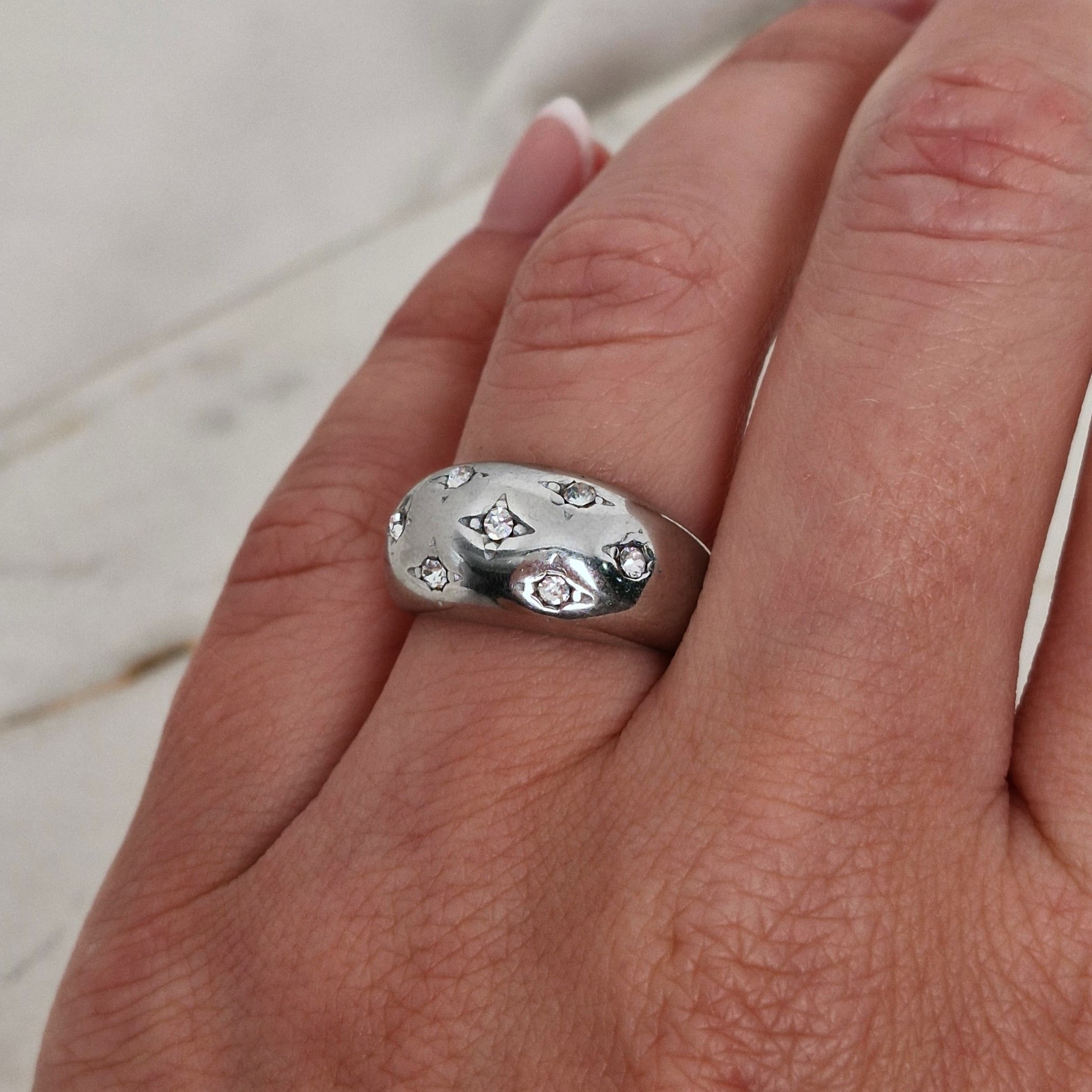 Imagen de producto ANILLO INFLADO CHUNKY - OVALADO ANCHO CON MUCHOS STRASS