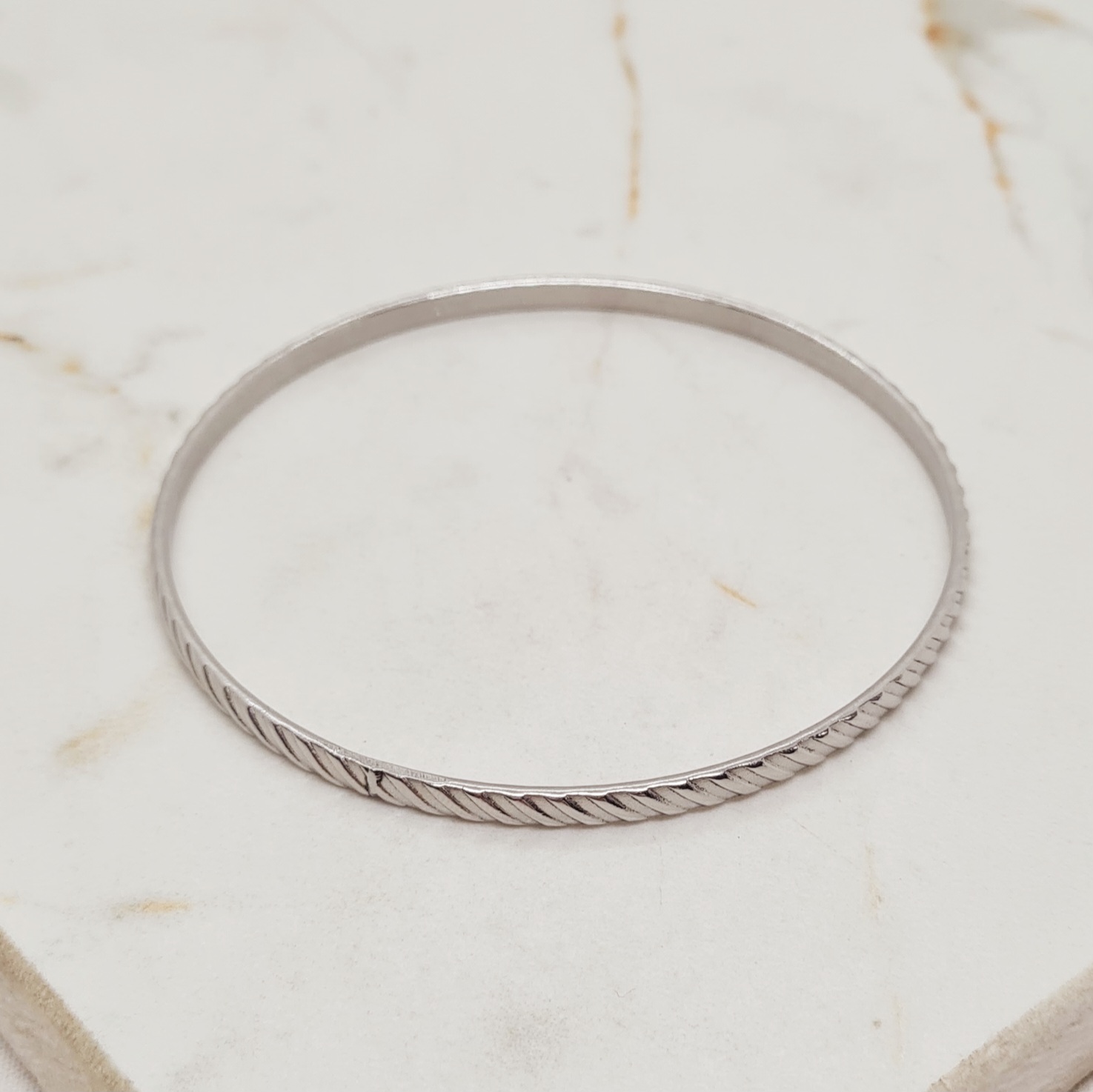 Imagen de producto PULSERA ESCLAVA FINA LABRADA TORZADA
