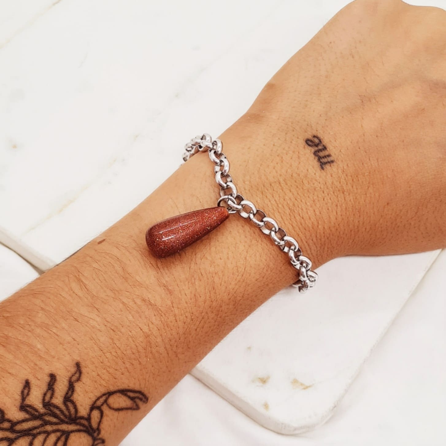 Imagen de producto PULSERA CON DIJE PIEDRA LLUVIA DE ORO - GOTA LARGA
