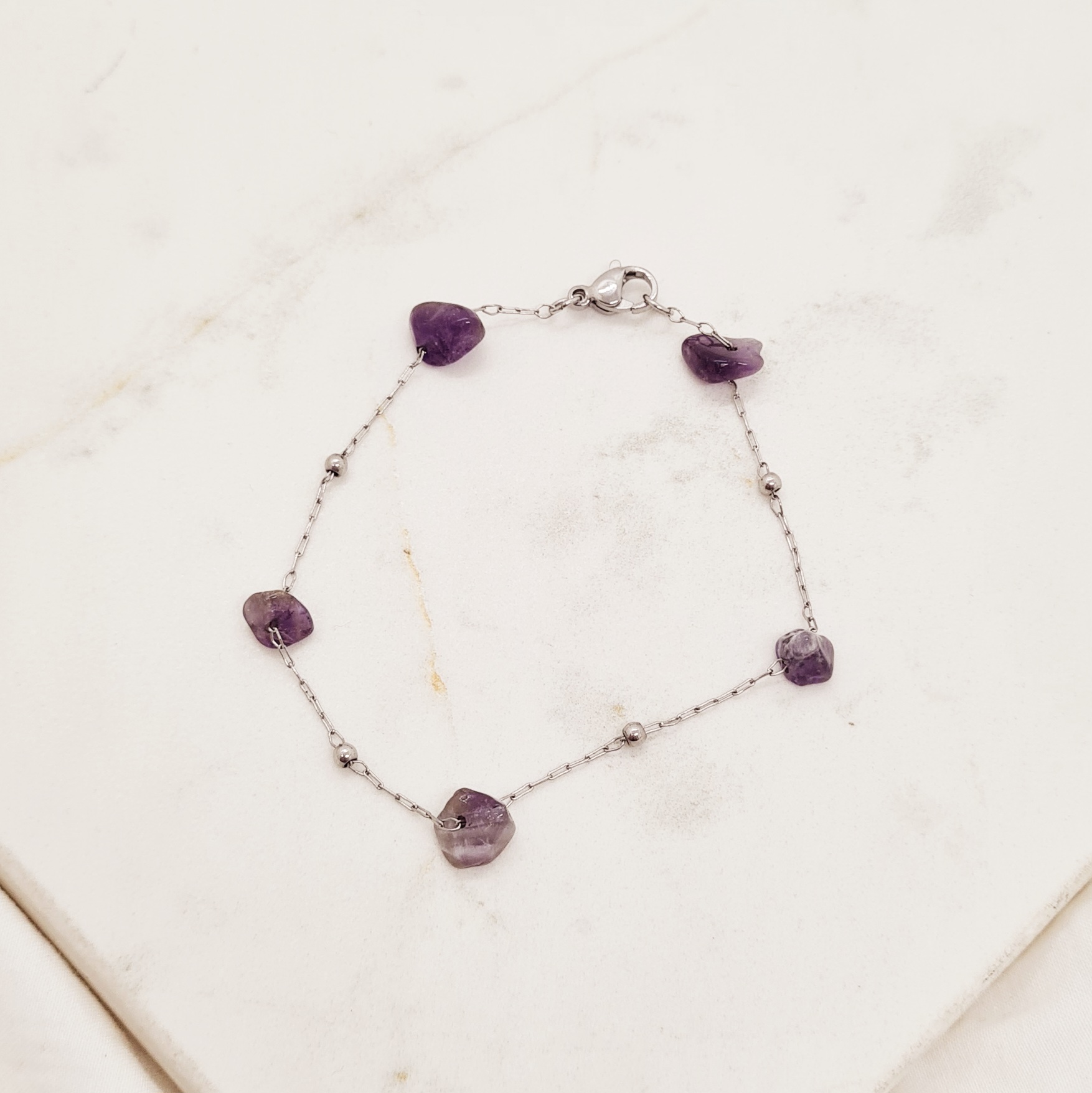 Imagen de producto PULSERA FINA CON BOLITAS Y PIEDRA AMATISTA