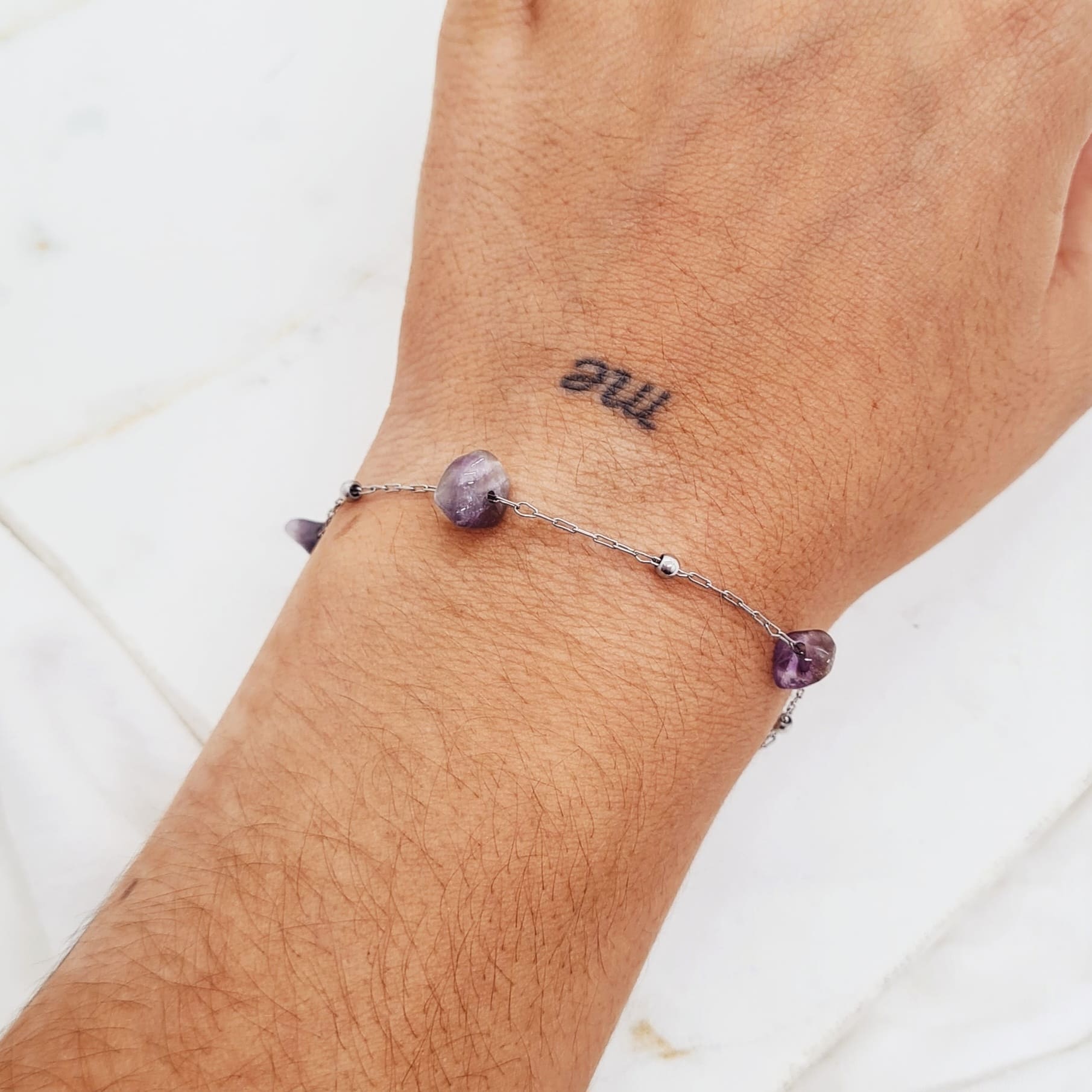 Imagen de producto PULSERA FINA CON BOLITAS Y PIEDRA AMATISTA