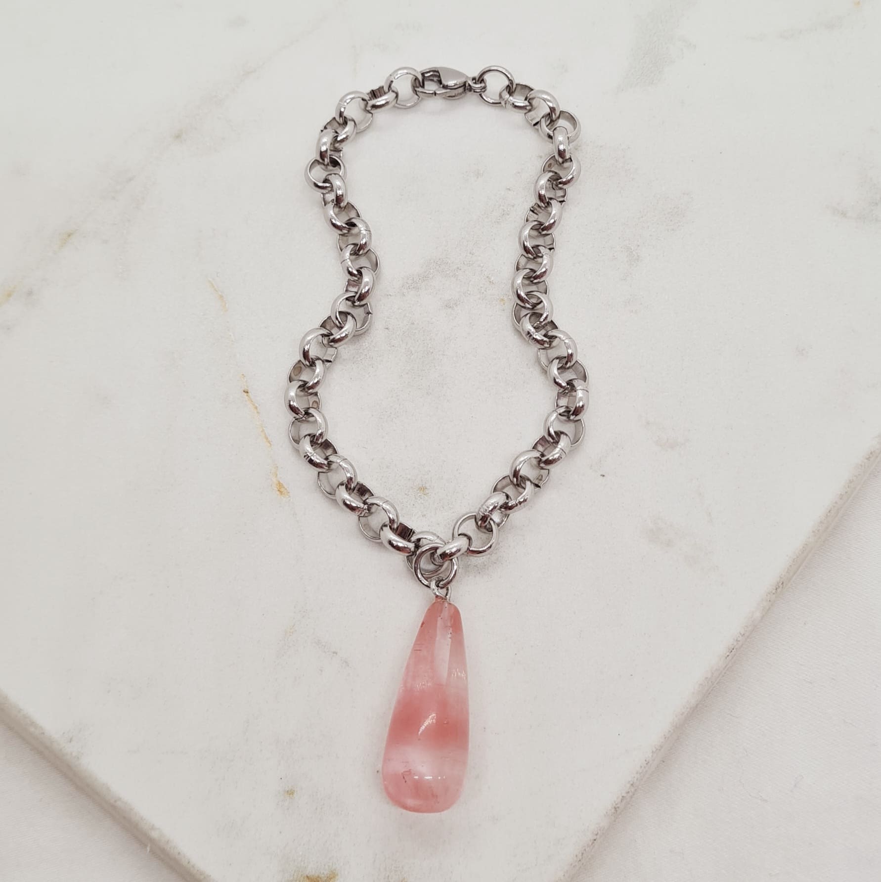 Imagen de producto PULSERA CON DIJE PIEDRA CUARZO FRAMBUESA - GOTA LARGA