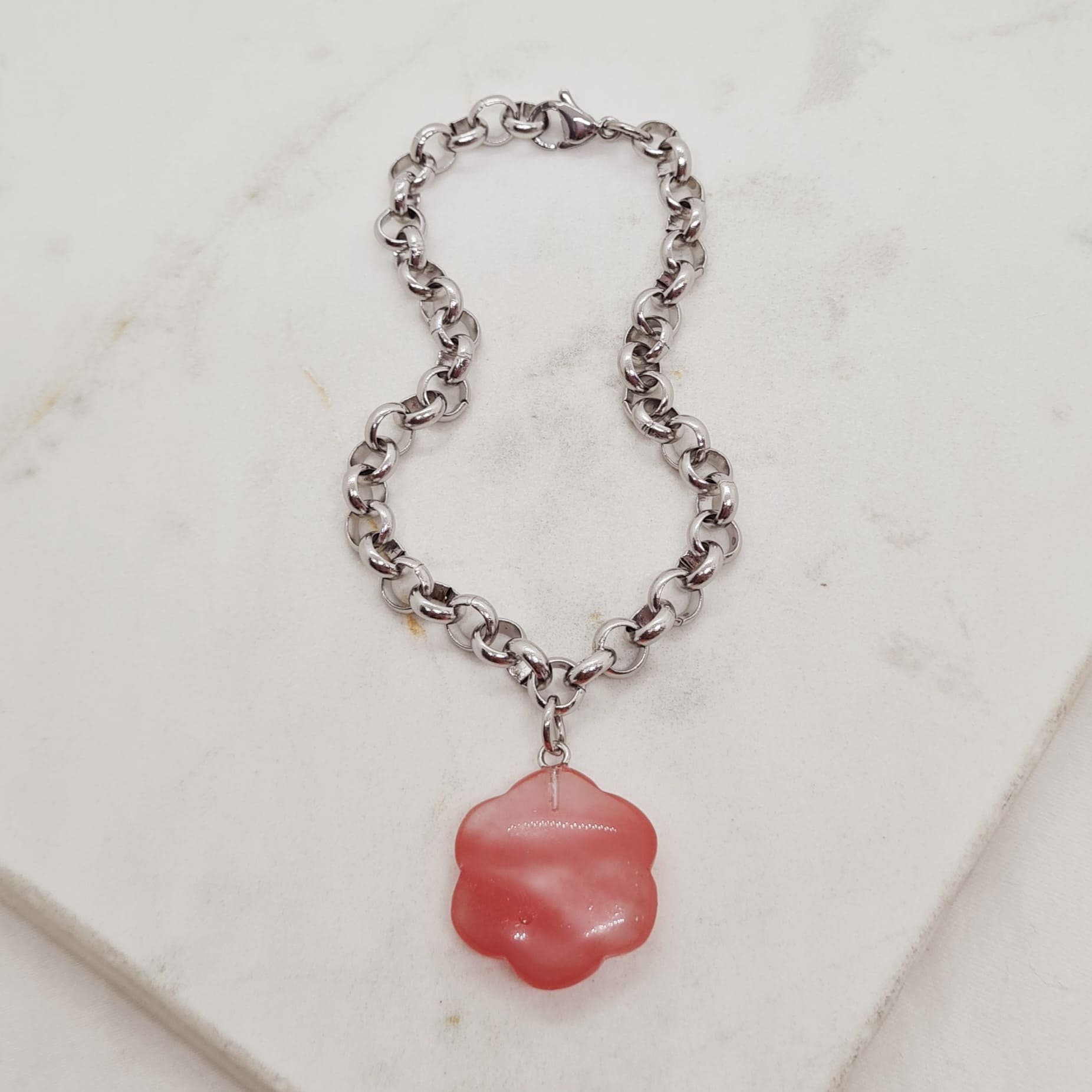 Imagen de producto PULSERA CON DIJE PIEDRA CUARZO FRAMBUESA - FLOR