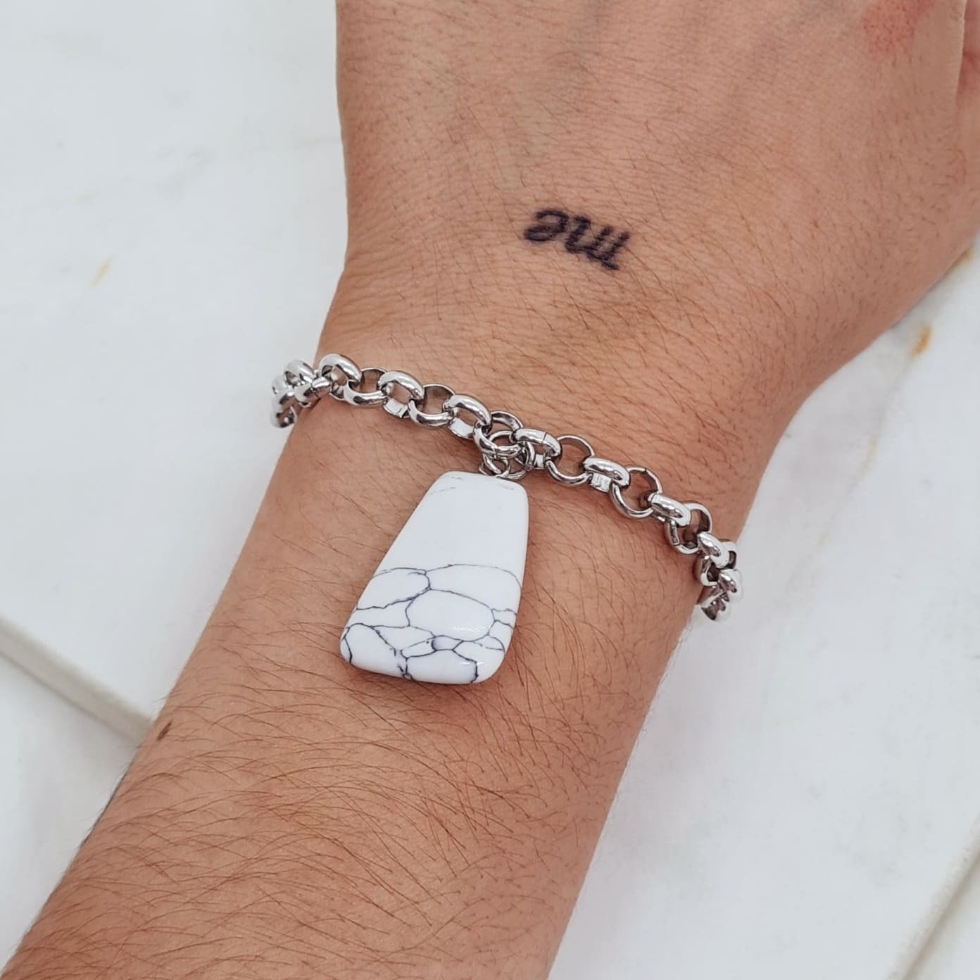 Imagen de producto PULSERA CON DIJE PIEDRA HOWLITA - TRIANGULO
