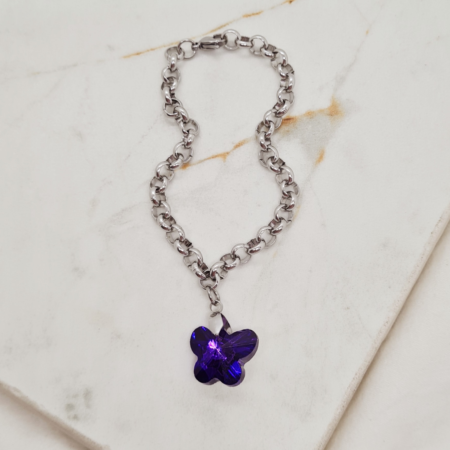 Imagen de producto PULSERA CON DIJE CRISTAL - MARIPOSA VIOLETA