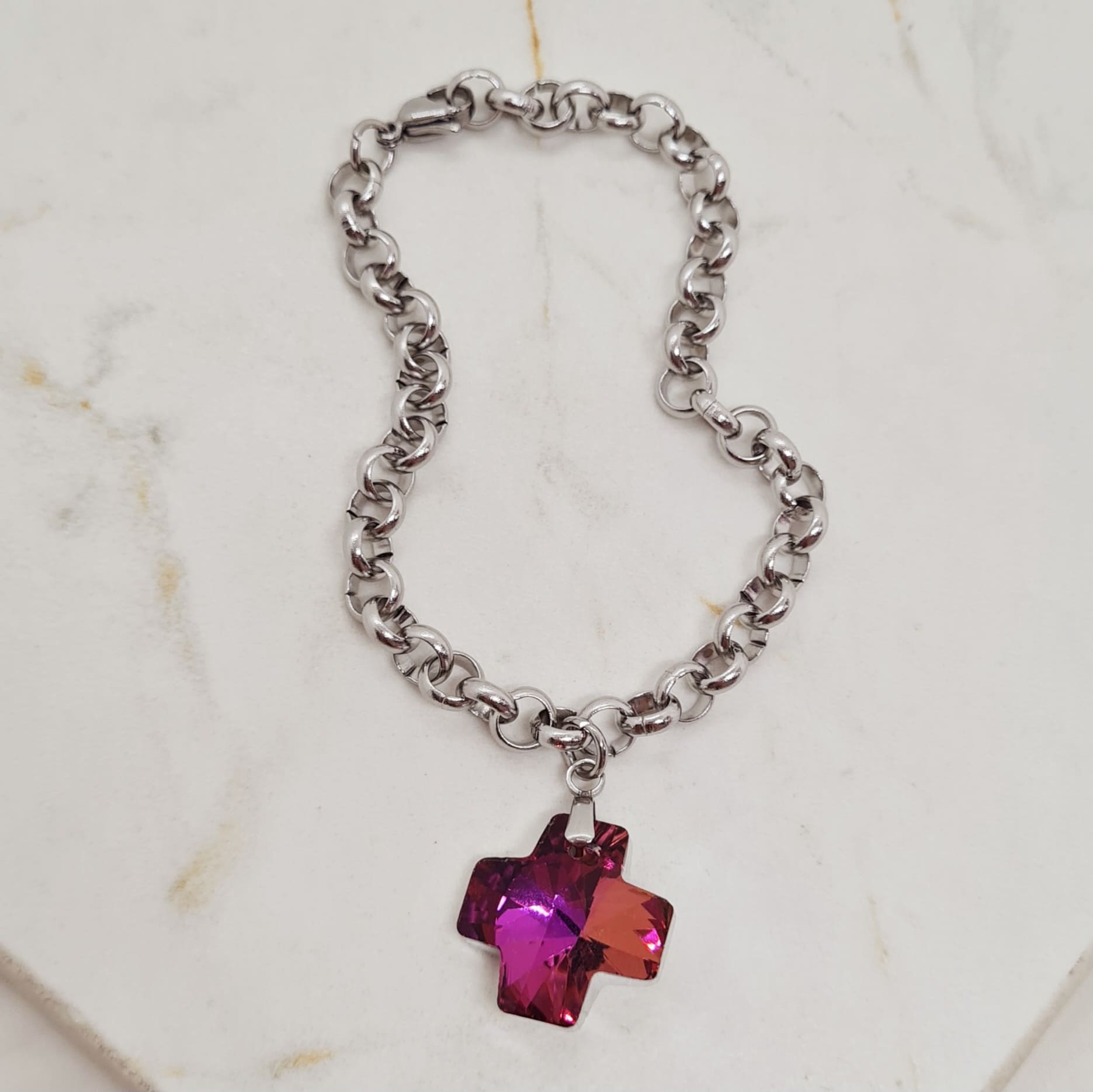 Imagen de producto PULSERA CON DIJE CRISTAL - CRUZ FUCSIA