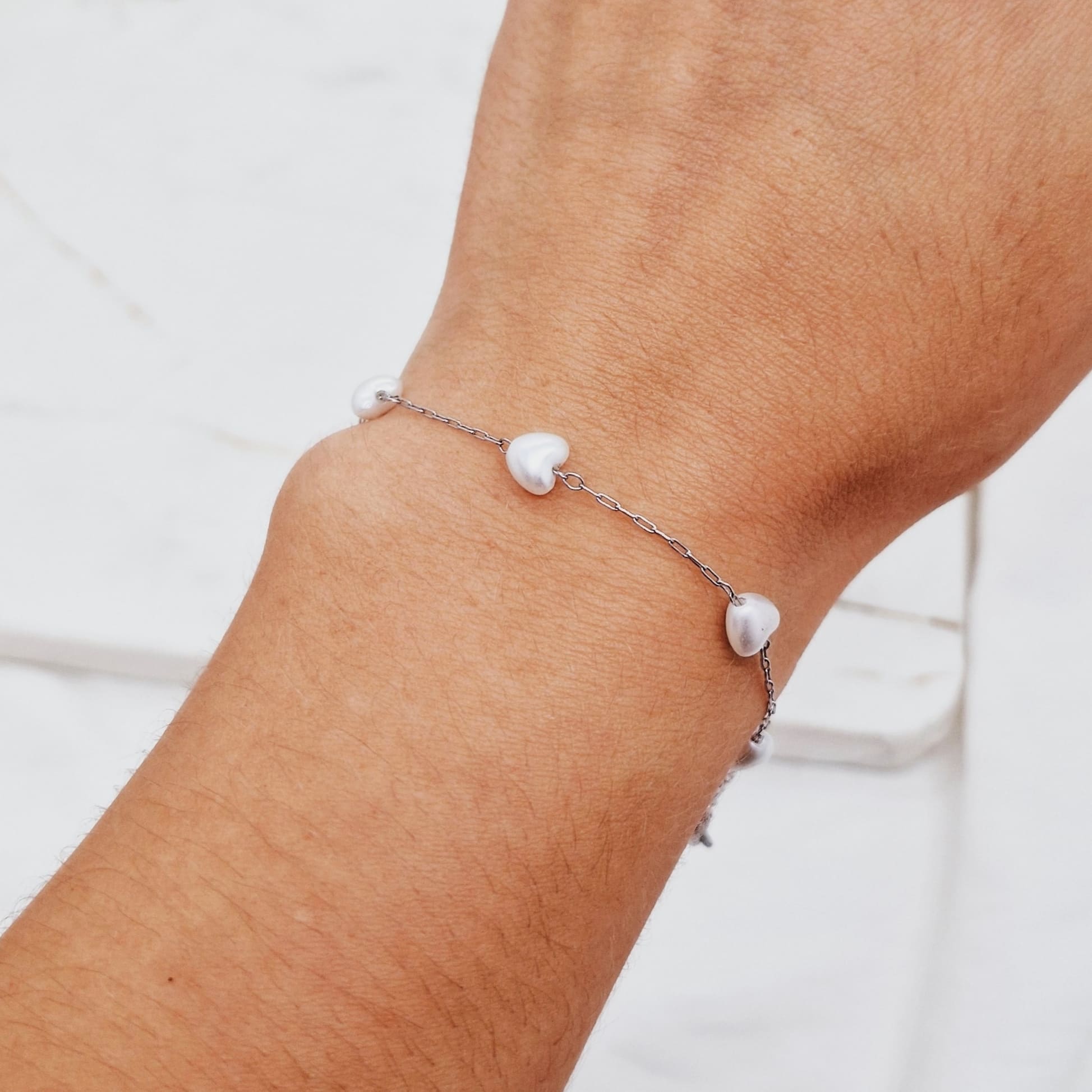 Imagen de producto PULSERA CON CORAZONES DE PERLA BLANCA