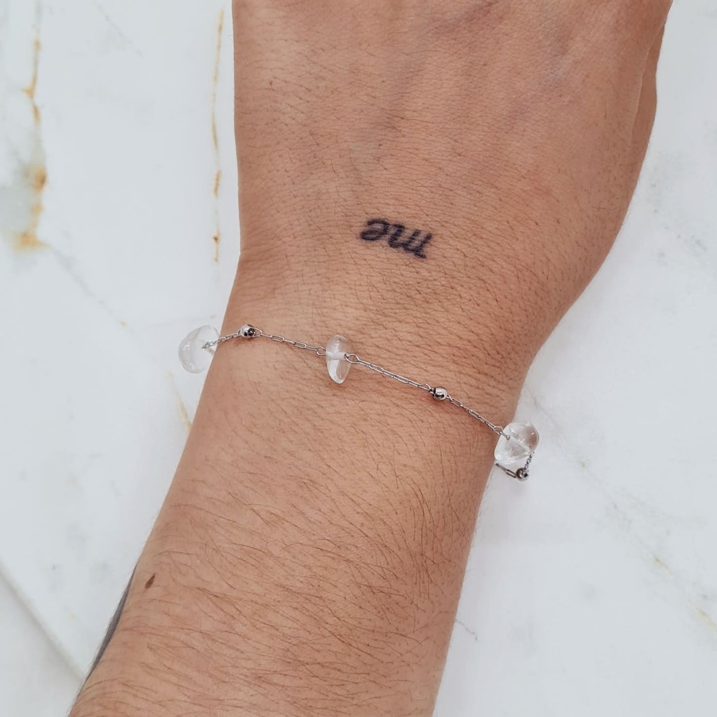 Imagen de producto PULSERA FINA CON BOLITAS Y PIEDRAS CUARZO CRISTAL