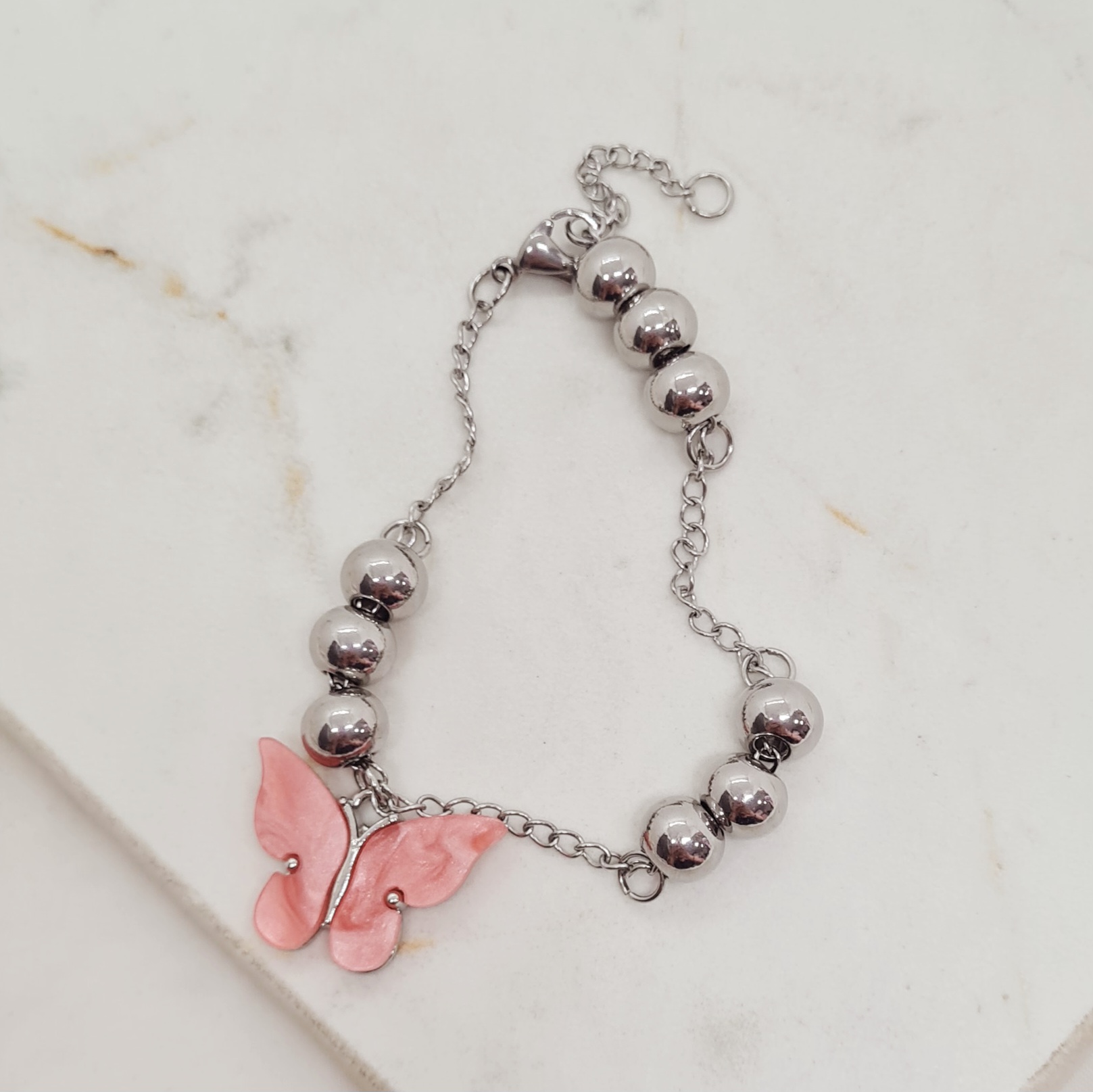 Imagen de producto PULSERA CON TRIPLE BOLITA GRANDE Y MARIPOSA - SALMON