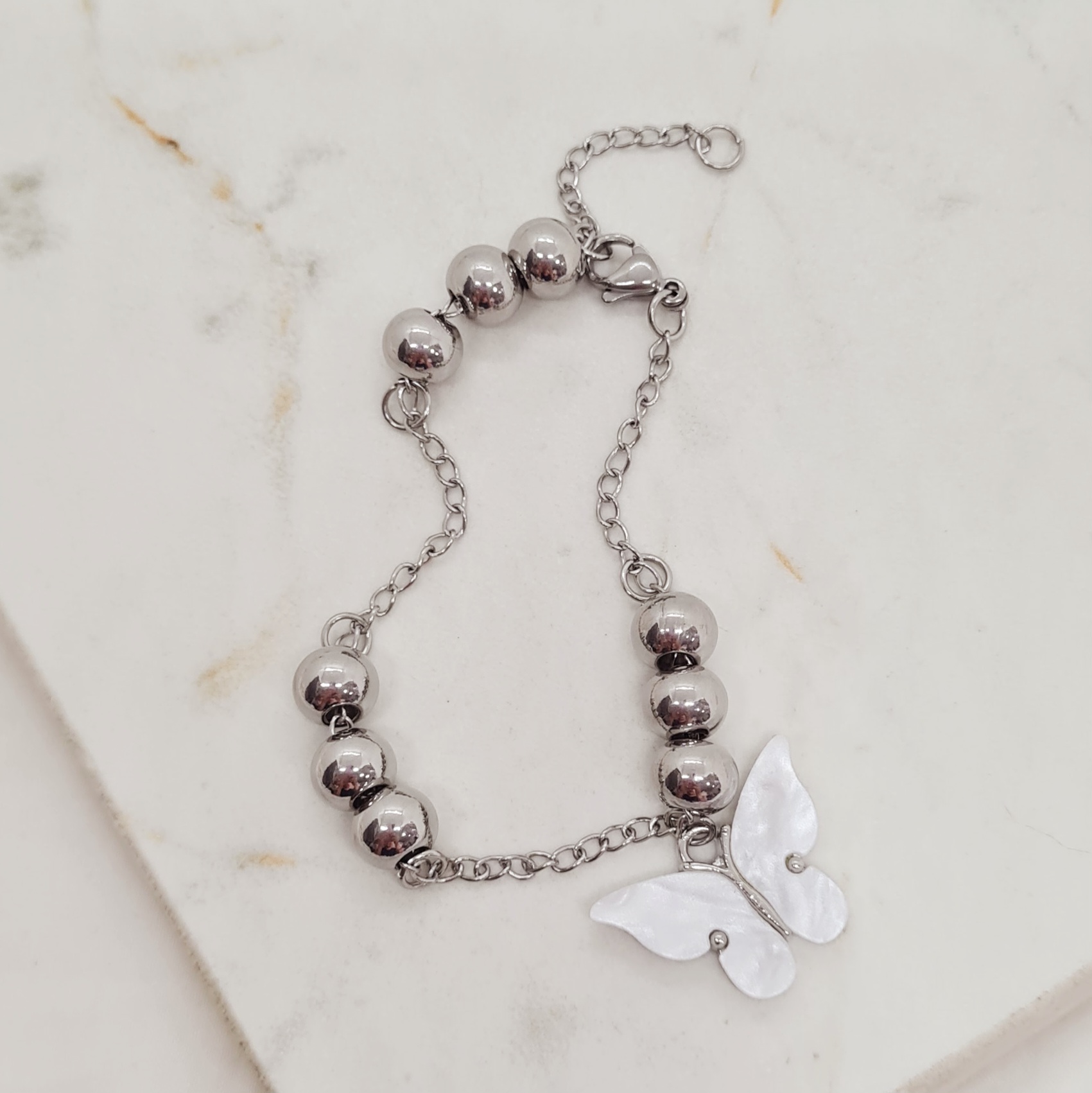 Imagen de producto PULSERA CON TRIPLE BOLITA GRANDE Y MARIPOSA - BLANCA