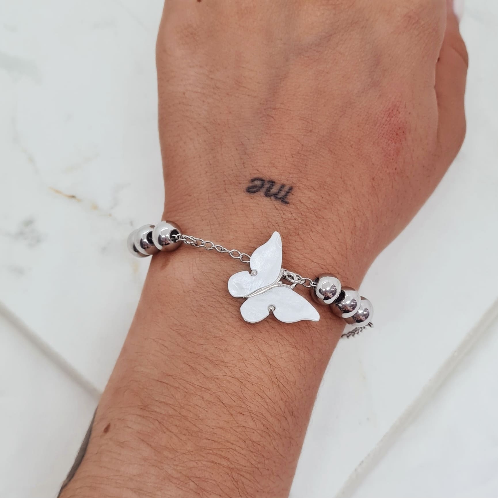 Imagen de producto PULSERA CON TRIPLE BOLITA GRANDE Y MARIPOSA - BLANCA
