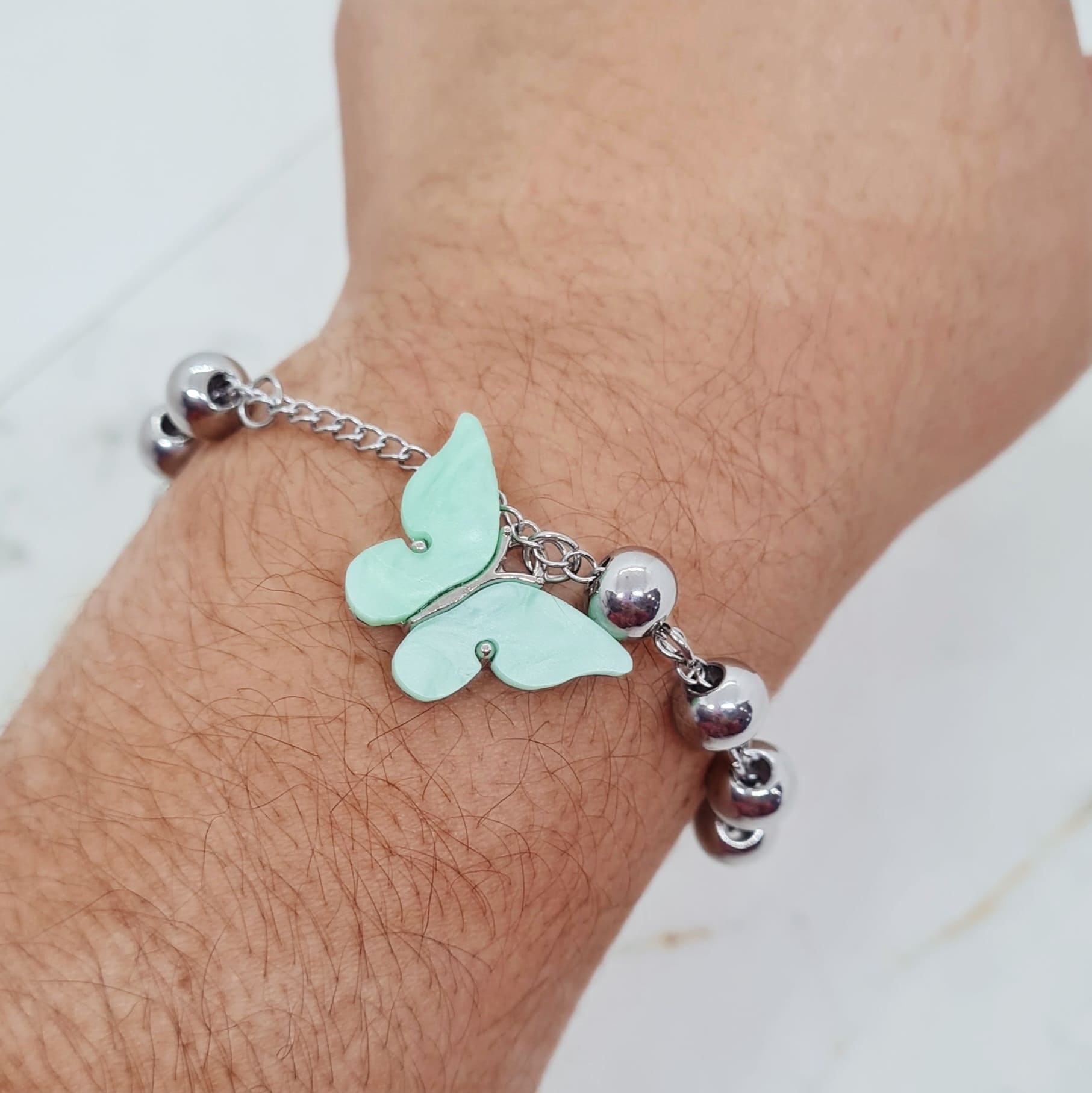 Imagen de producto PULSERA CON BOLITAS INTERCALADAS Y MARIPOSA - VERDE AGUA