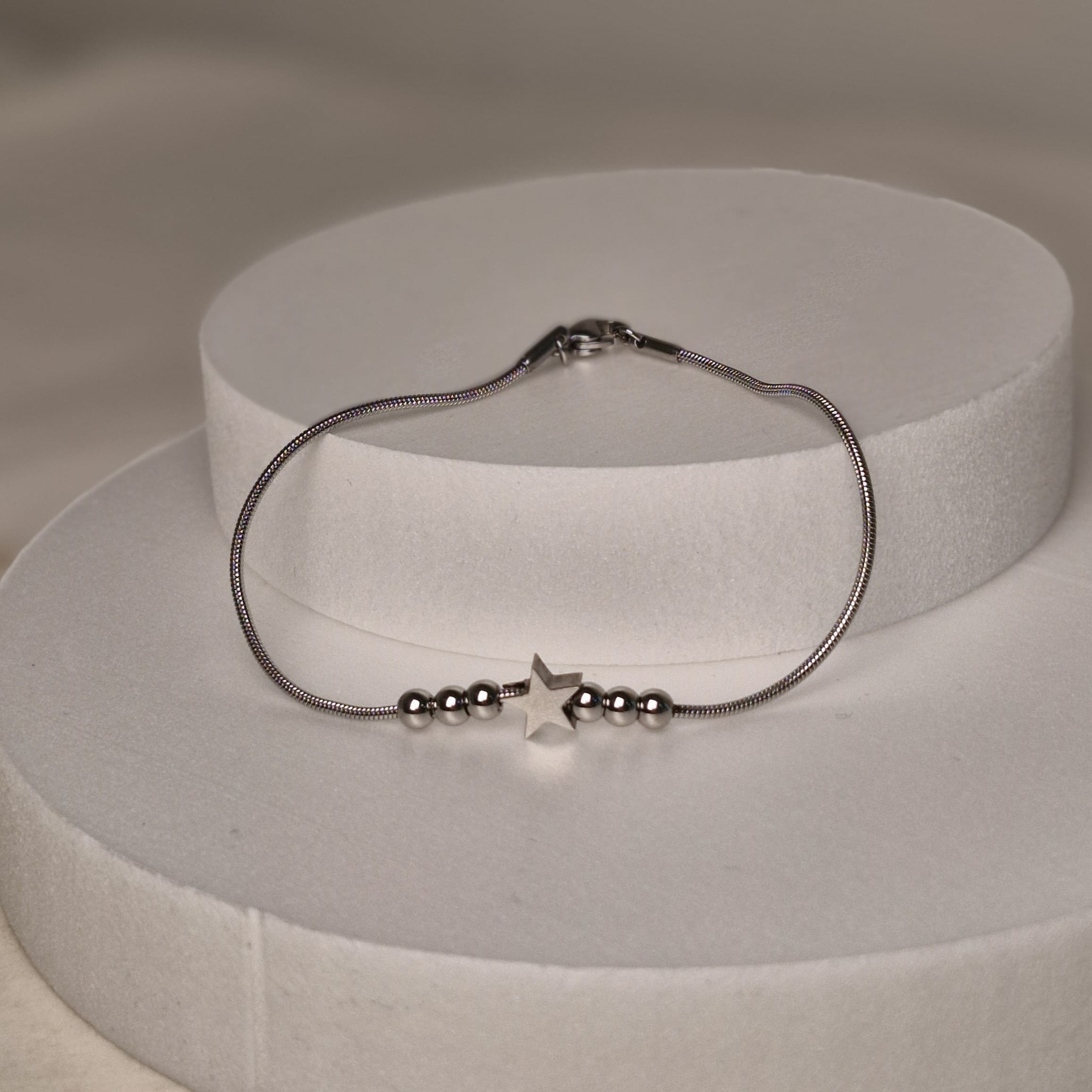 Imagen de producto PULSERA COLITA DE RATA CON BOLITAS Y ESTRELLA