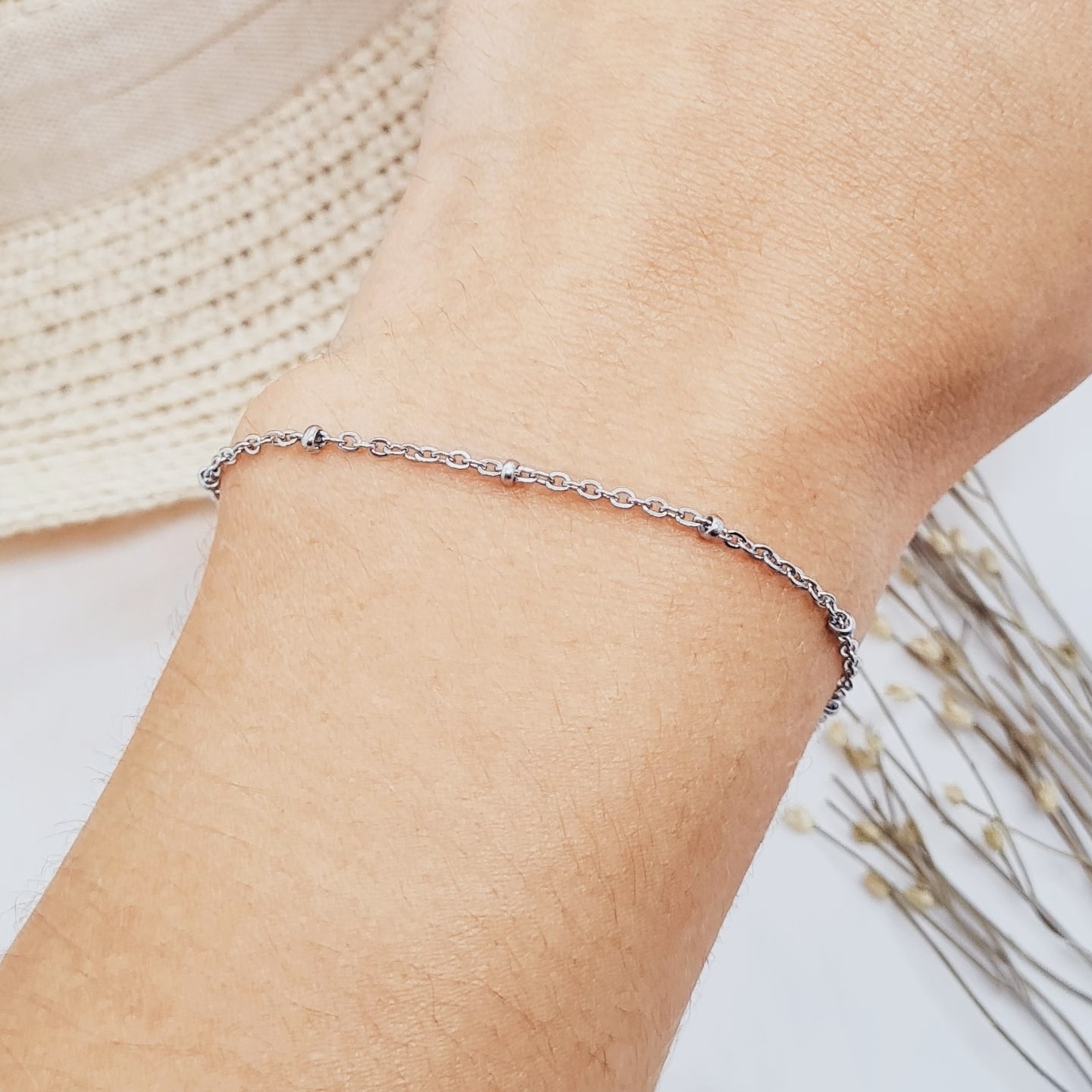 Imagen de producto PULSERA FINA CON BOLITAS CHICAS