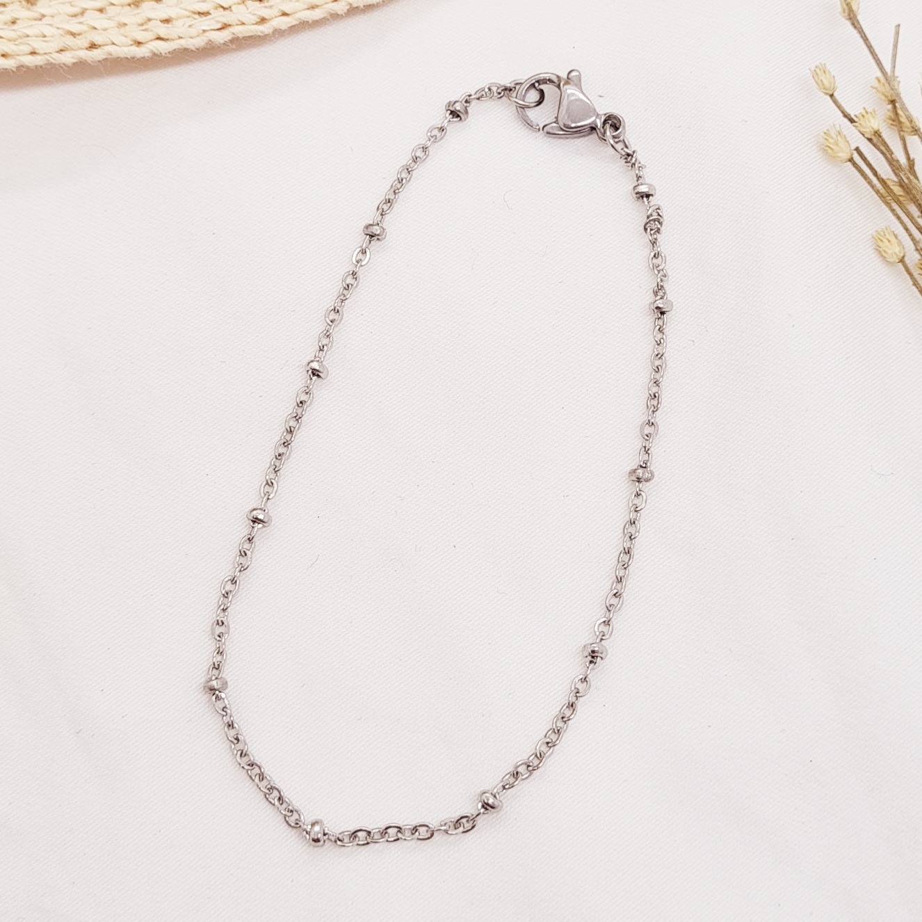 Imagen de producto PULSERA FINA CON BOLITAS CHICAS