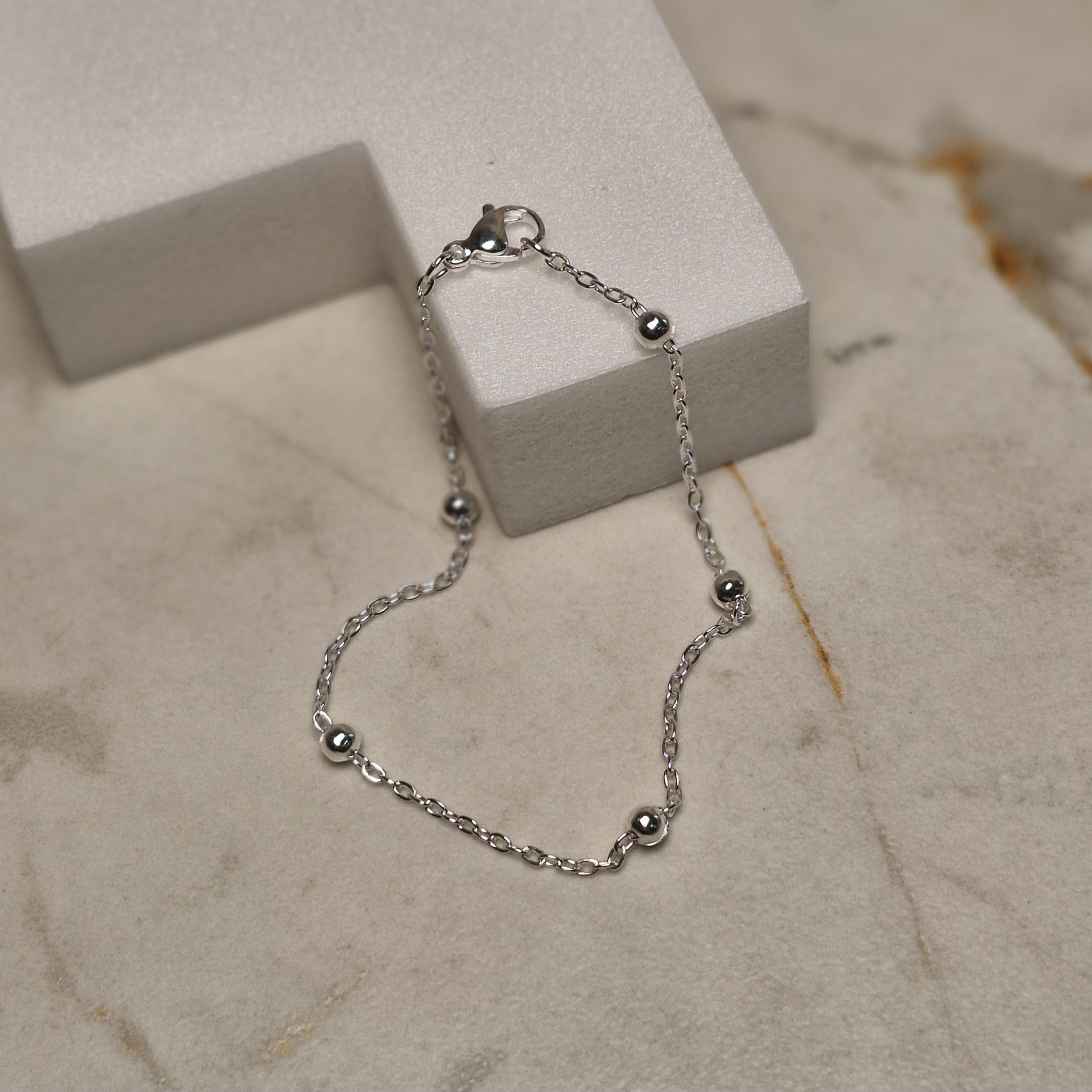 Imagen de producto PULSERA ACERO BLANCO FINA CON BOLITAS