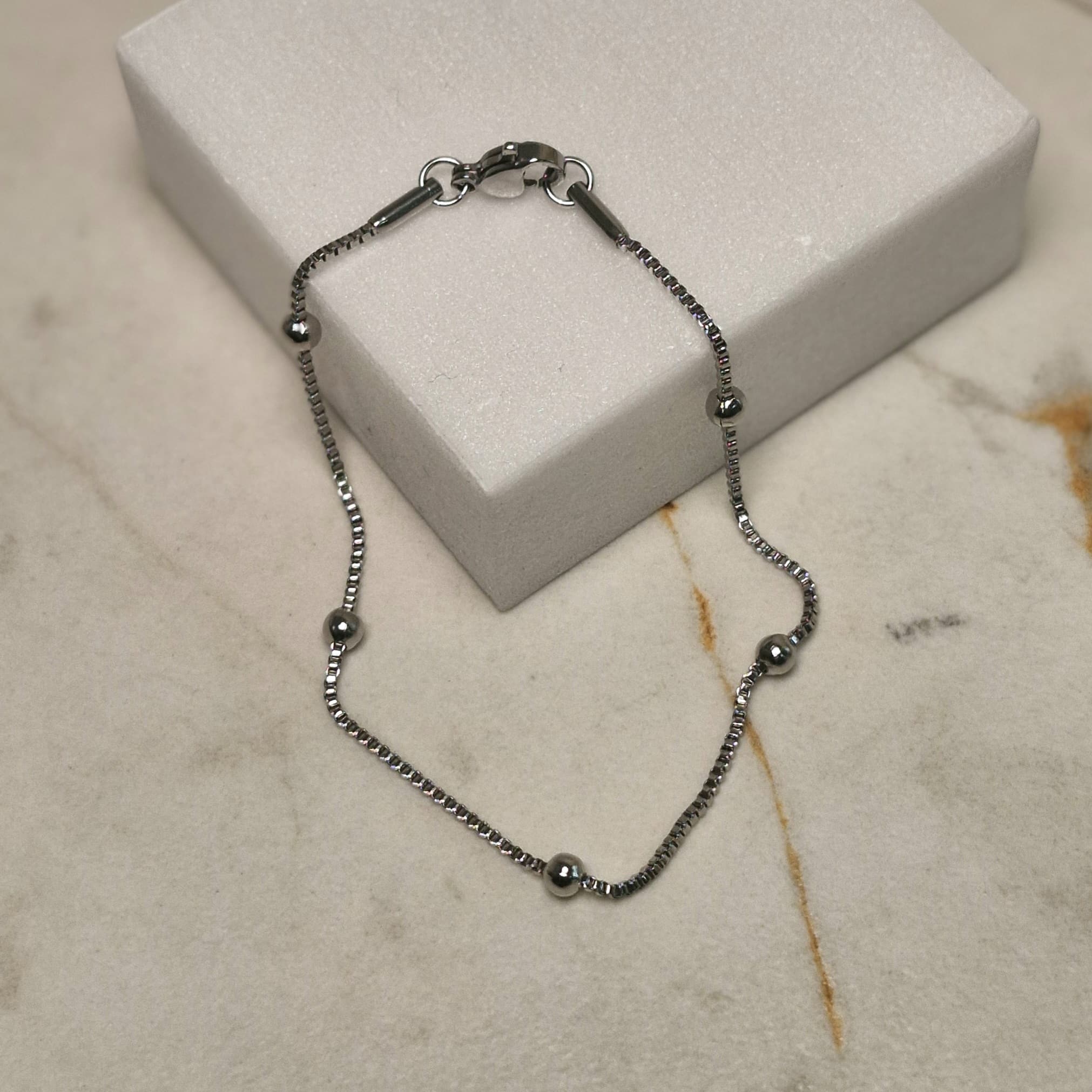 Imagen de producto PULSERA VENECIANA CERRADA CON BOLITAS GRANDES