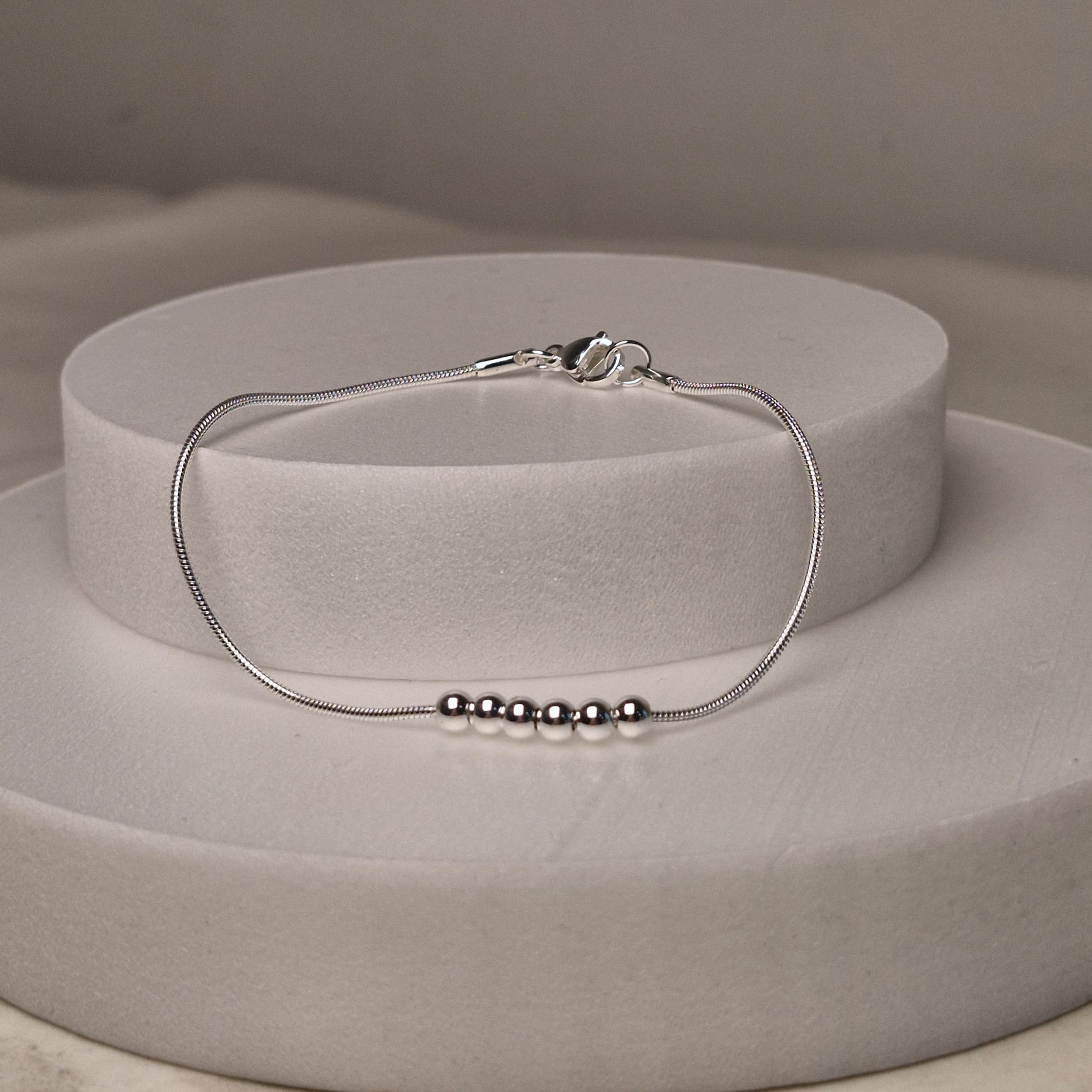 Imagen de producto PULSERA ACERO BLANCO COLITA DE RATA CON BOLITAS JUNTAS