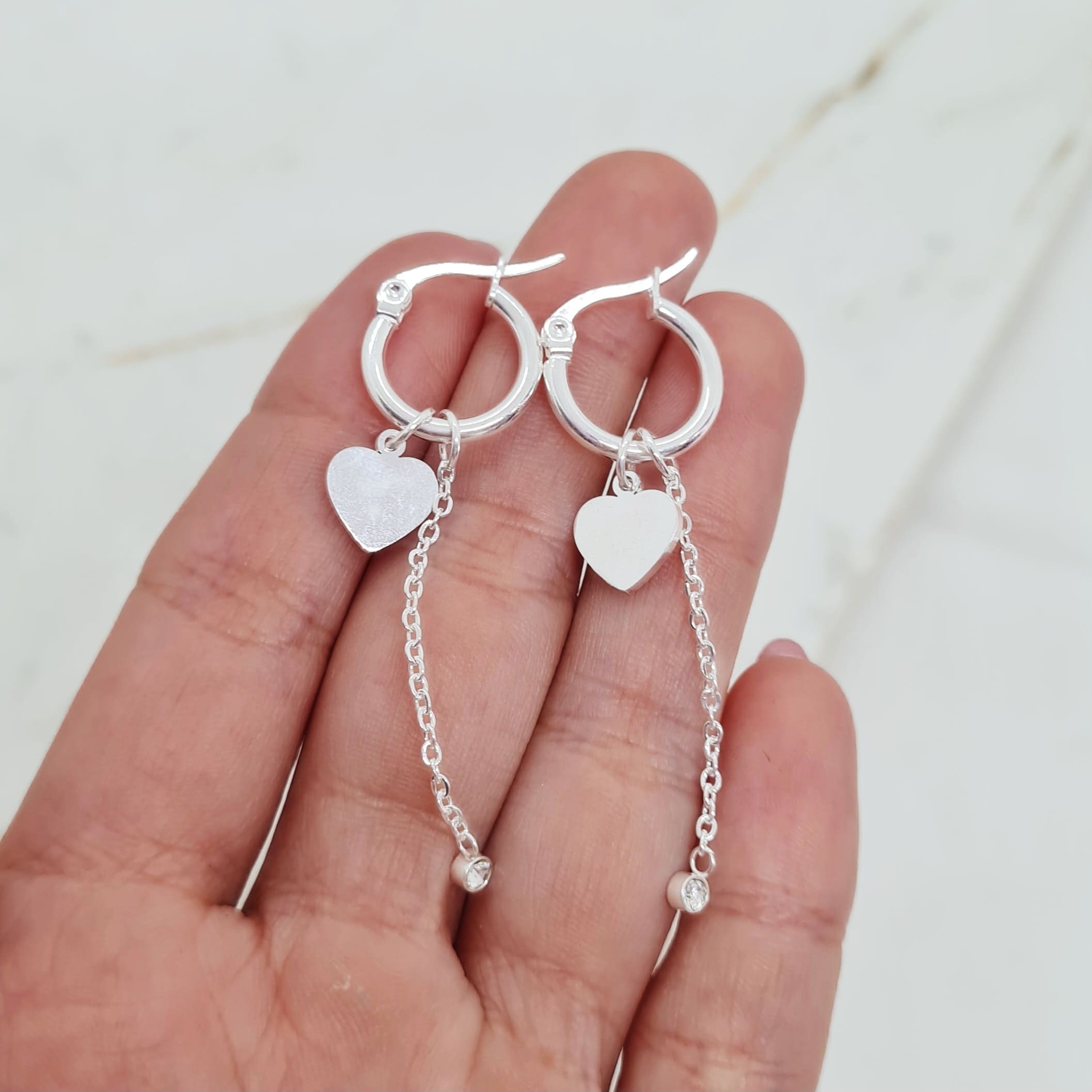 Imagen de producto ARGOLLA ACERO BLANCO CON CORAZON LISO Y STRASS COLGANTE