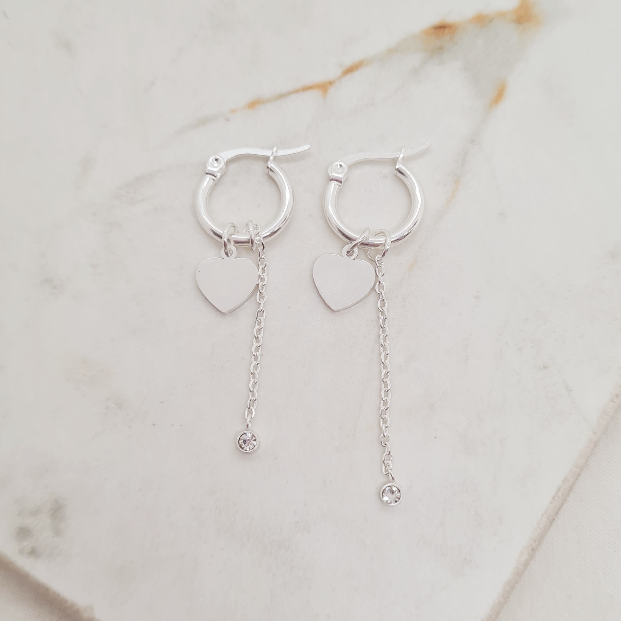 Imagen de producto ARGOLLA ACERO BLANCO CON CORAZON LISO Y STRASS COLGANTE