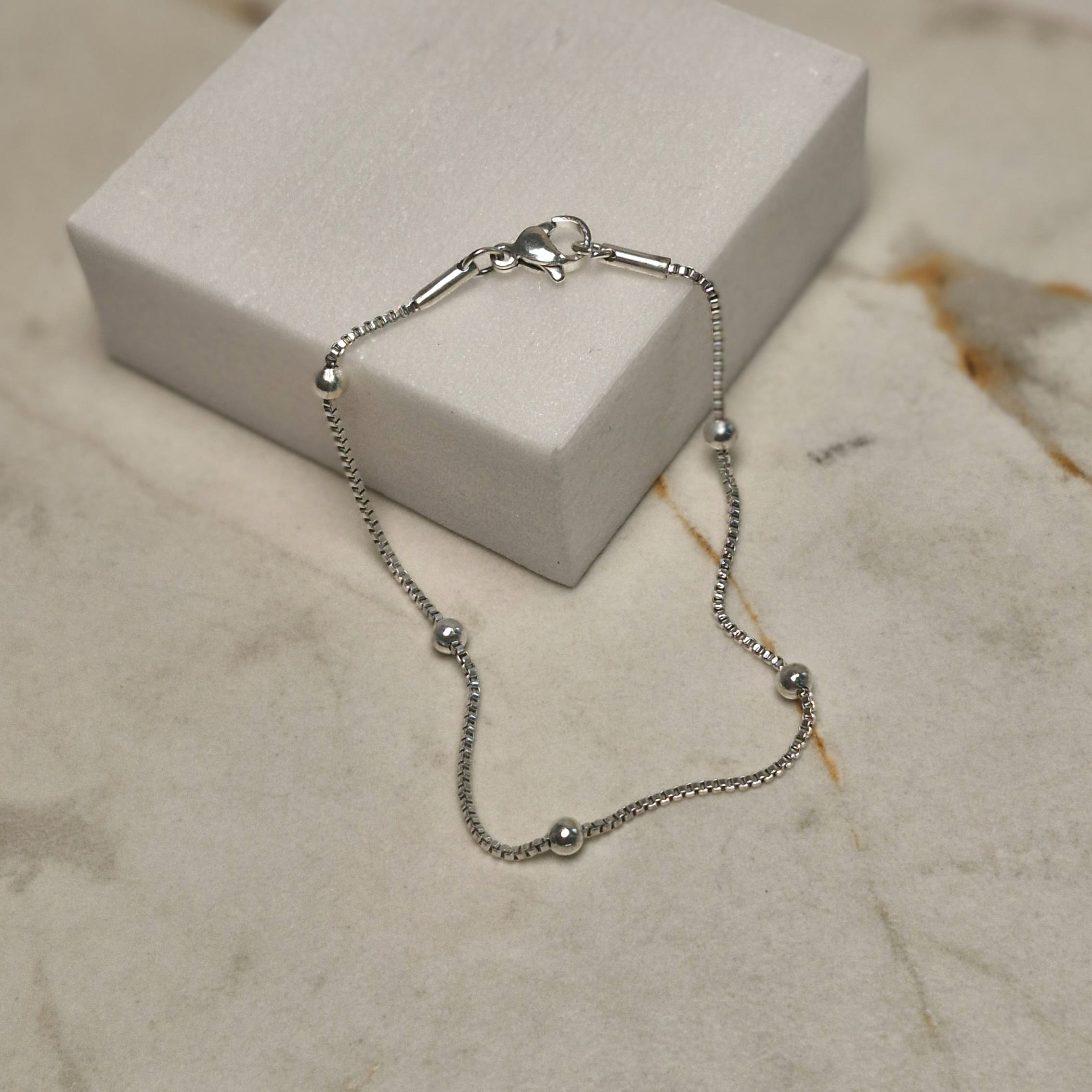 Imagen de producto PULSERA ACERO BLANCO VENECIANA CERRADA CON BOLITAS GRANDES