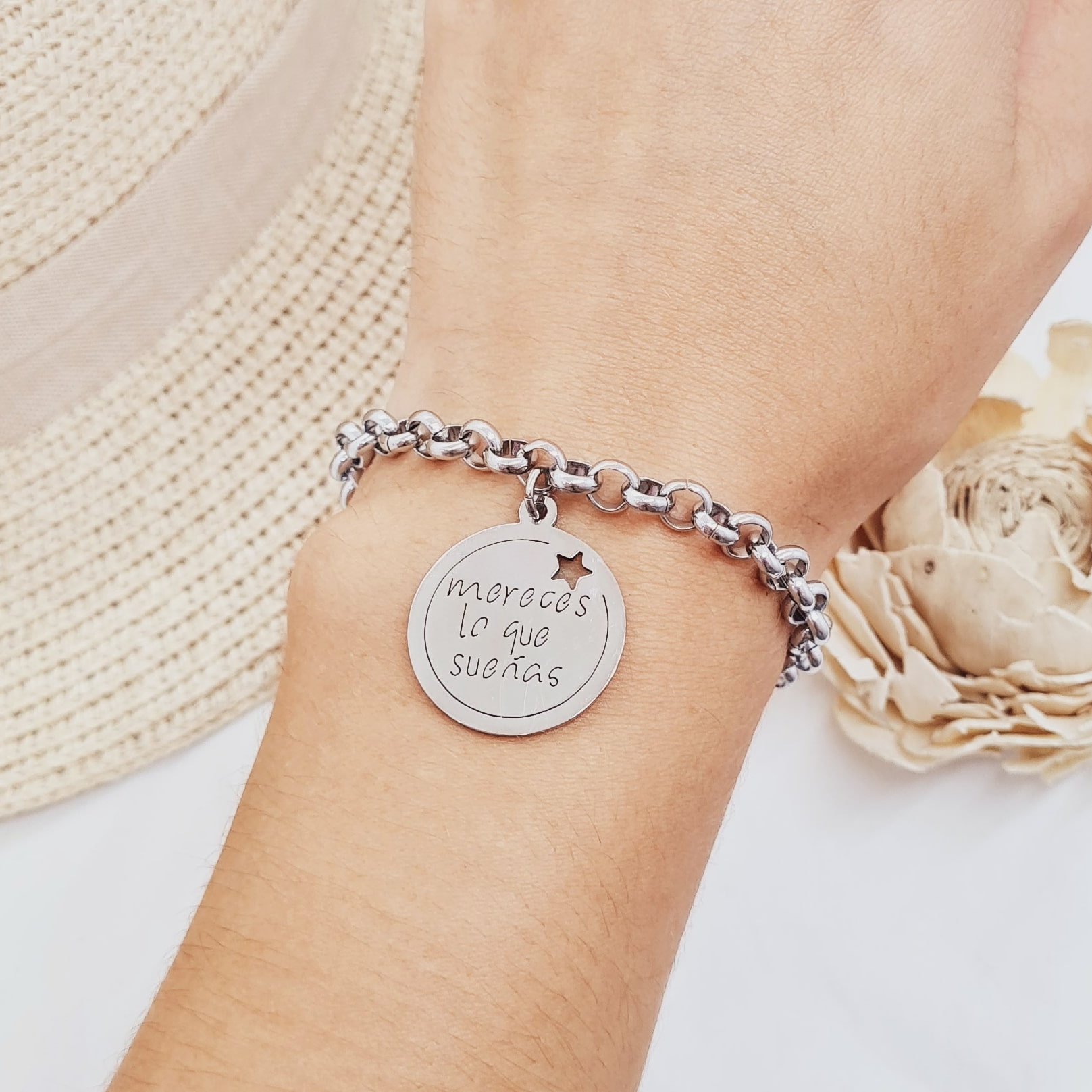 Imagen de producto PULSERA CON DIJE - MERECES LO QUE SUEÑAS